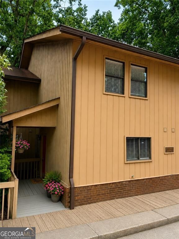 1702 Pine Tree Drive Property Photo 1