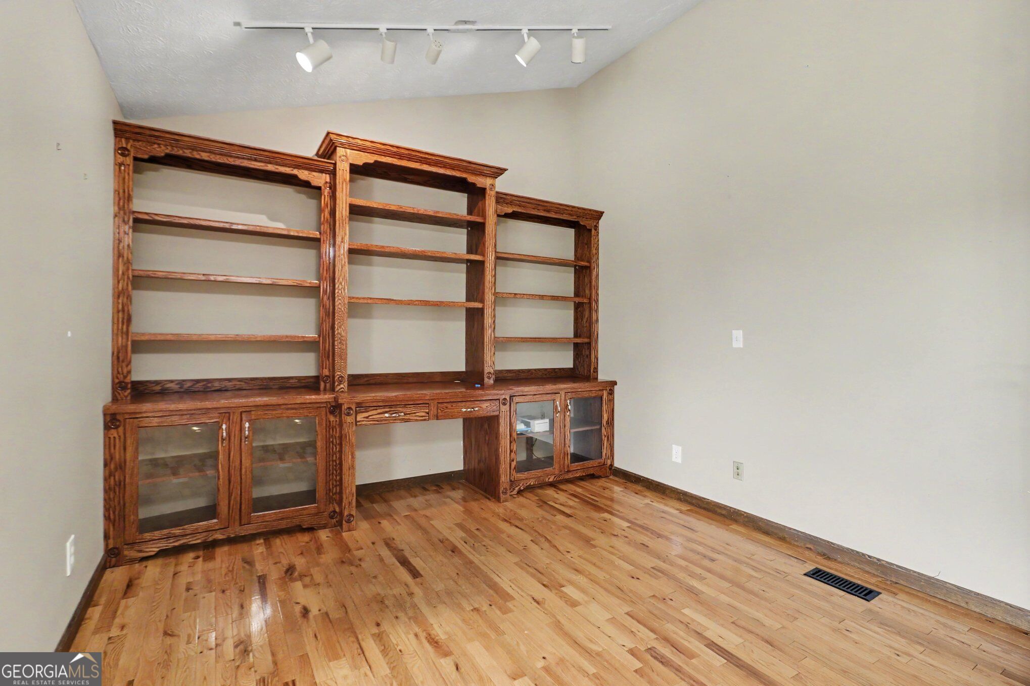 114 Meadowland Trail Property Photo 8
