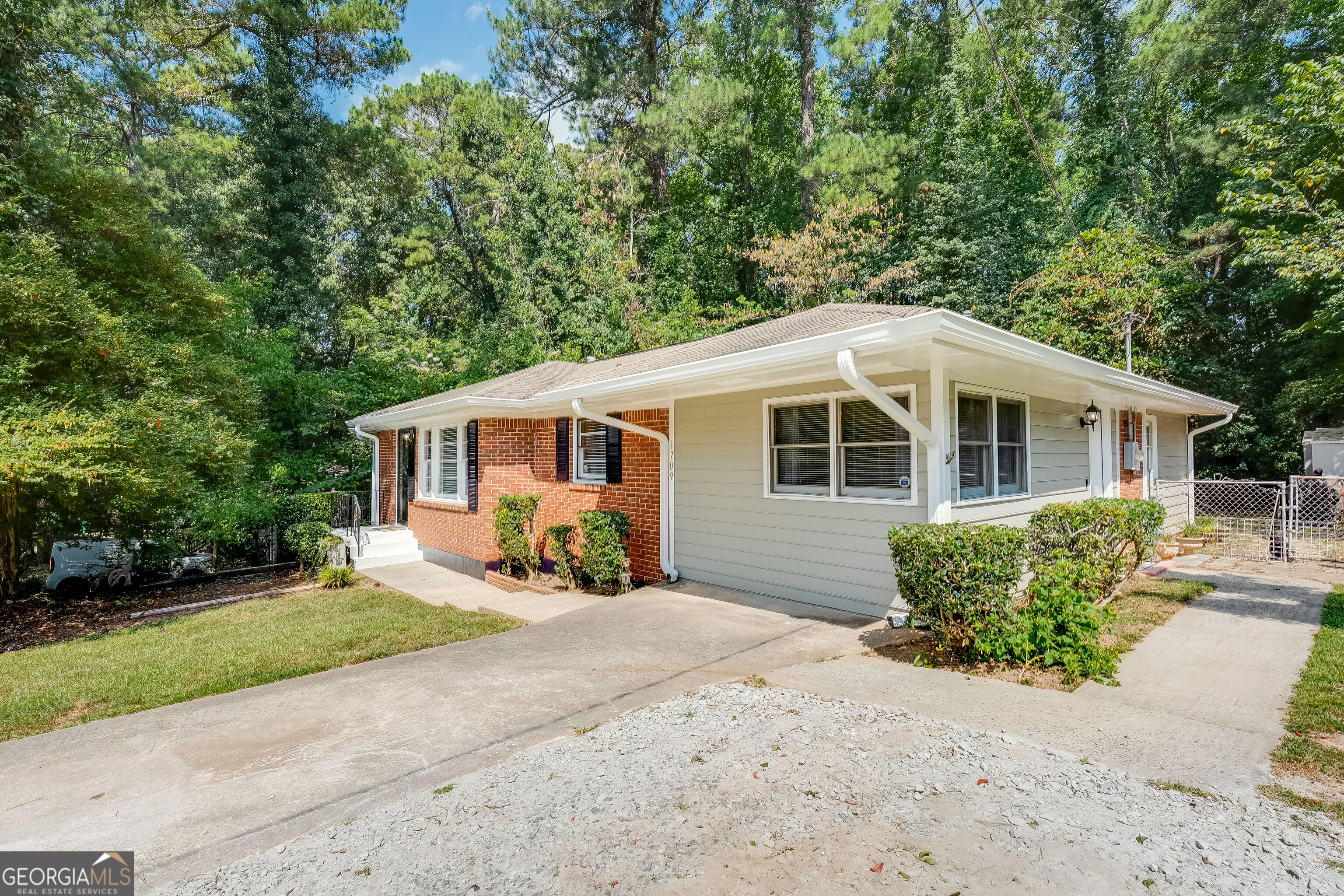 1709 Lee Street Property Photo 4