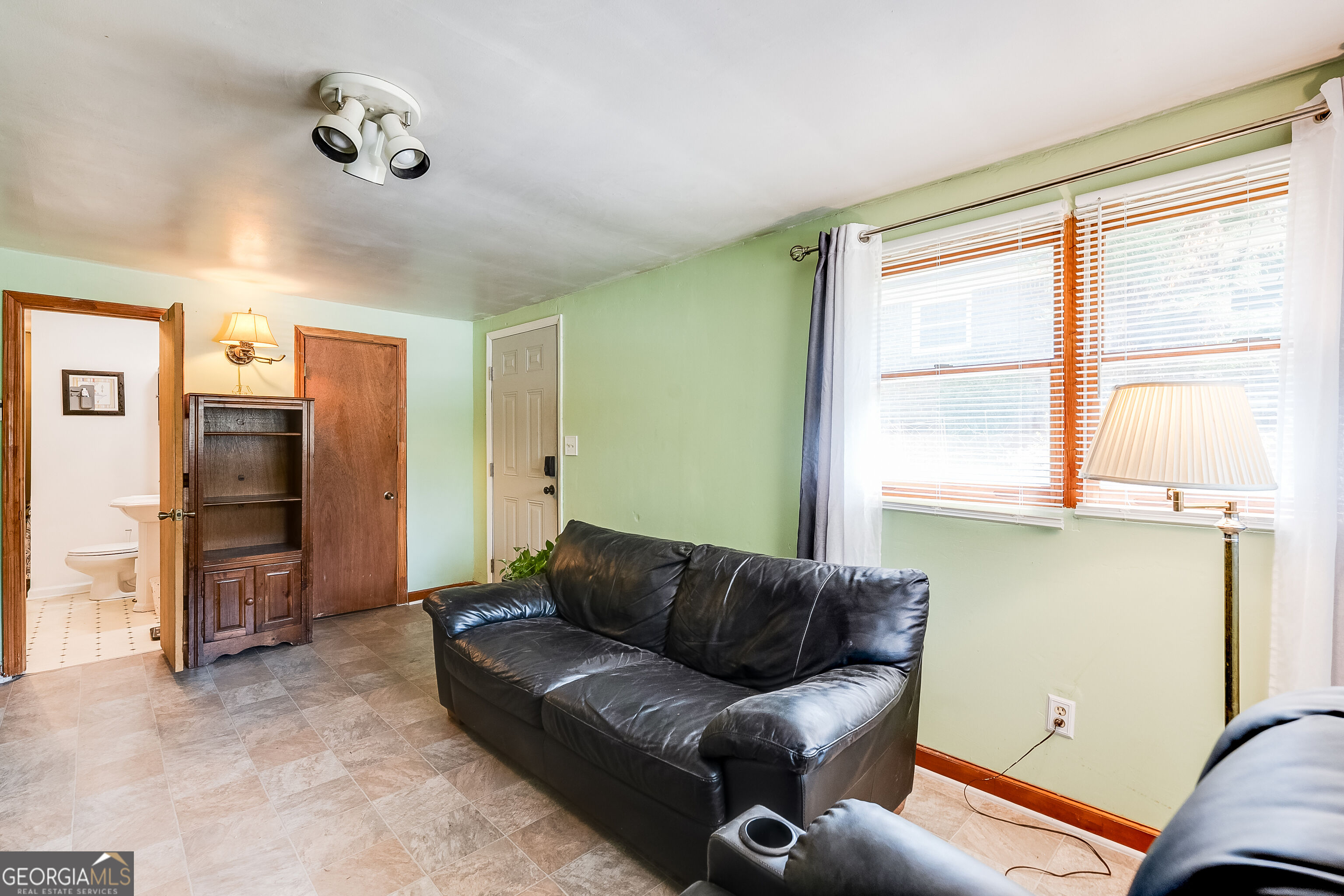 1709 Lee Street Property Photo 8