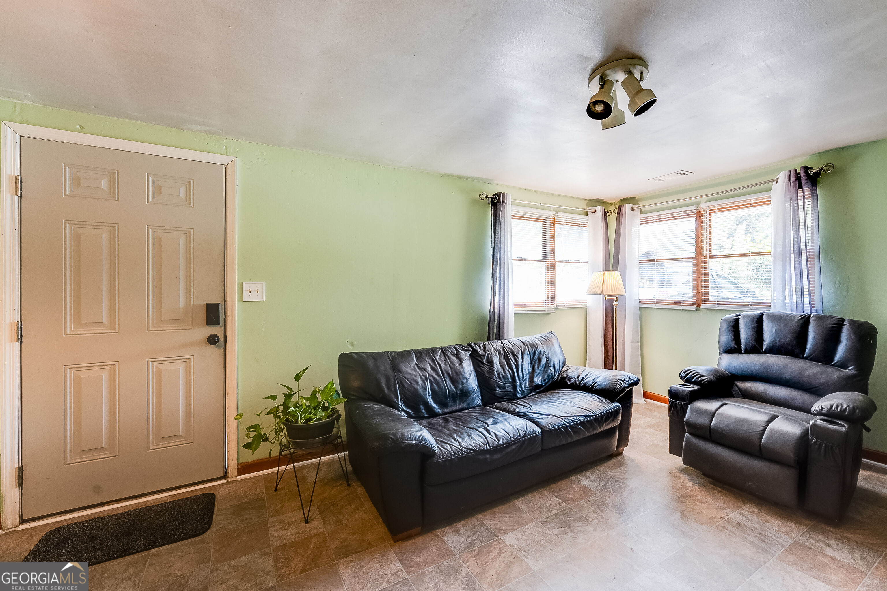 1709 Lee Street Property Photo 9