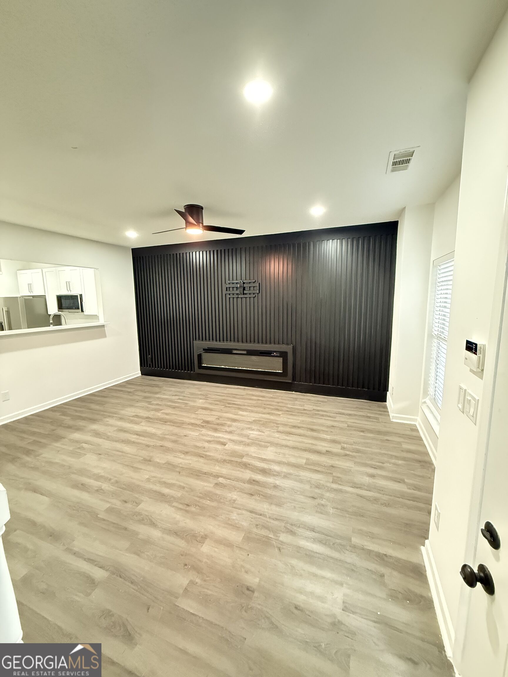 2860 Parkway Close Property Photo 4