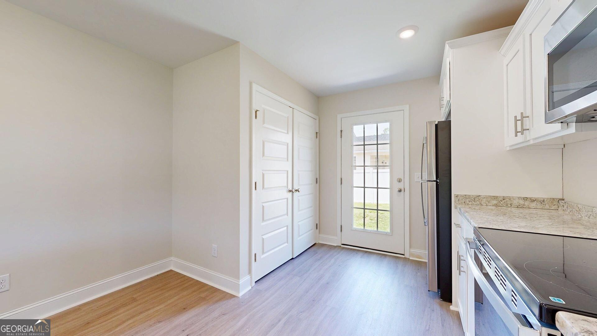 2 N Roundtree Street Property Photo 17