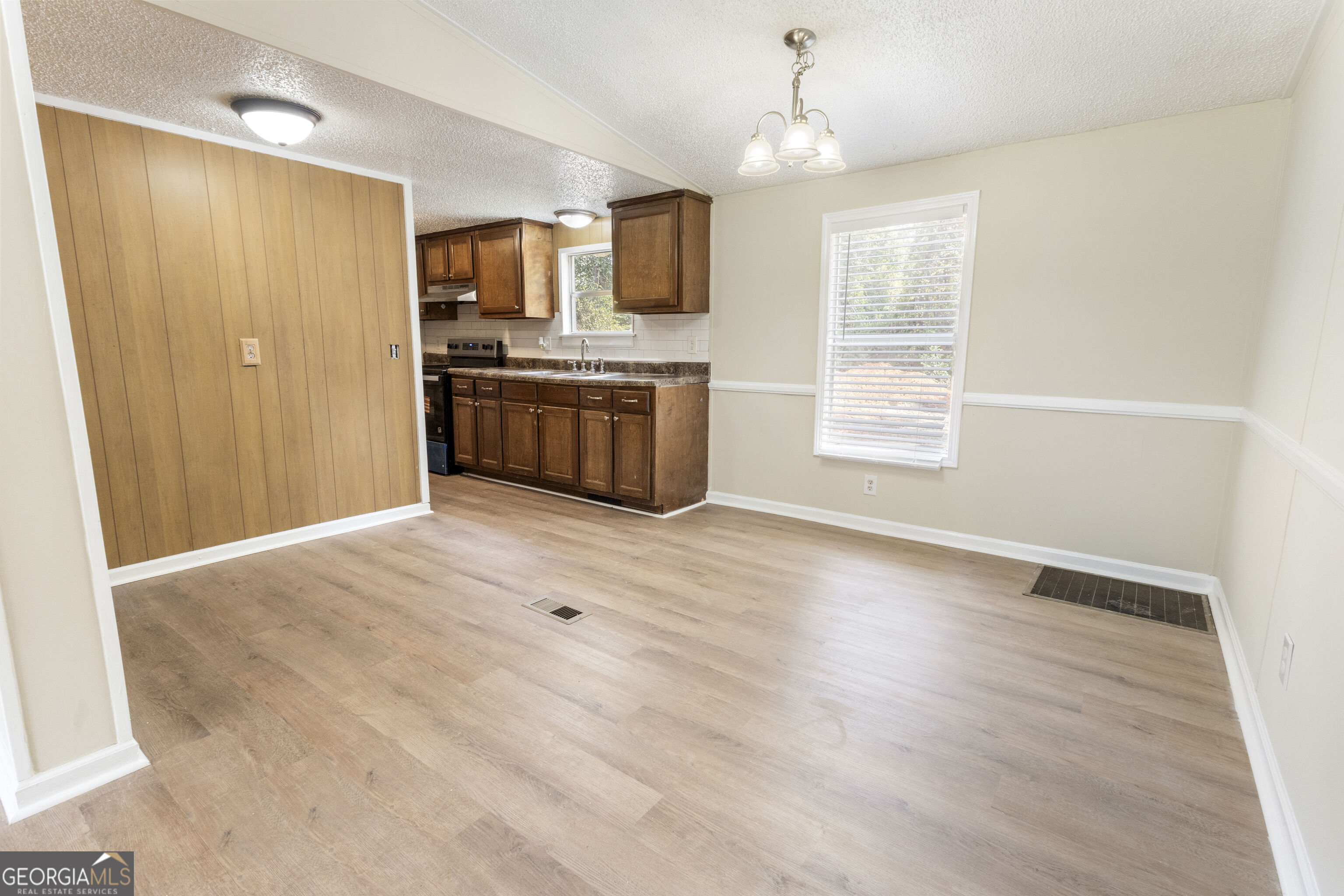 165 Giles Circle Property Photo 8