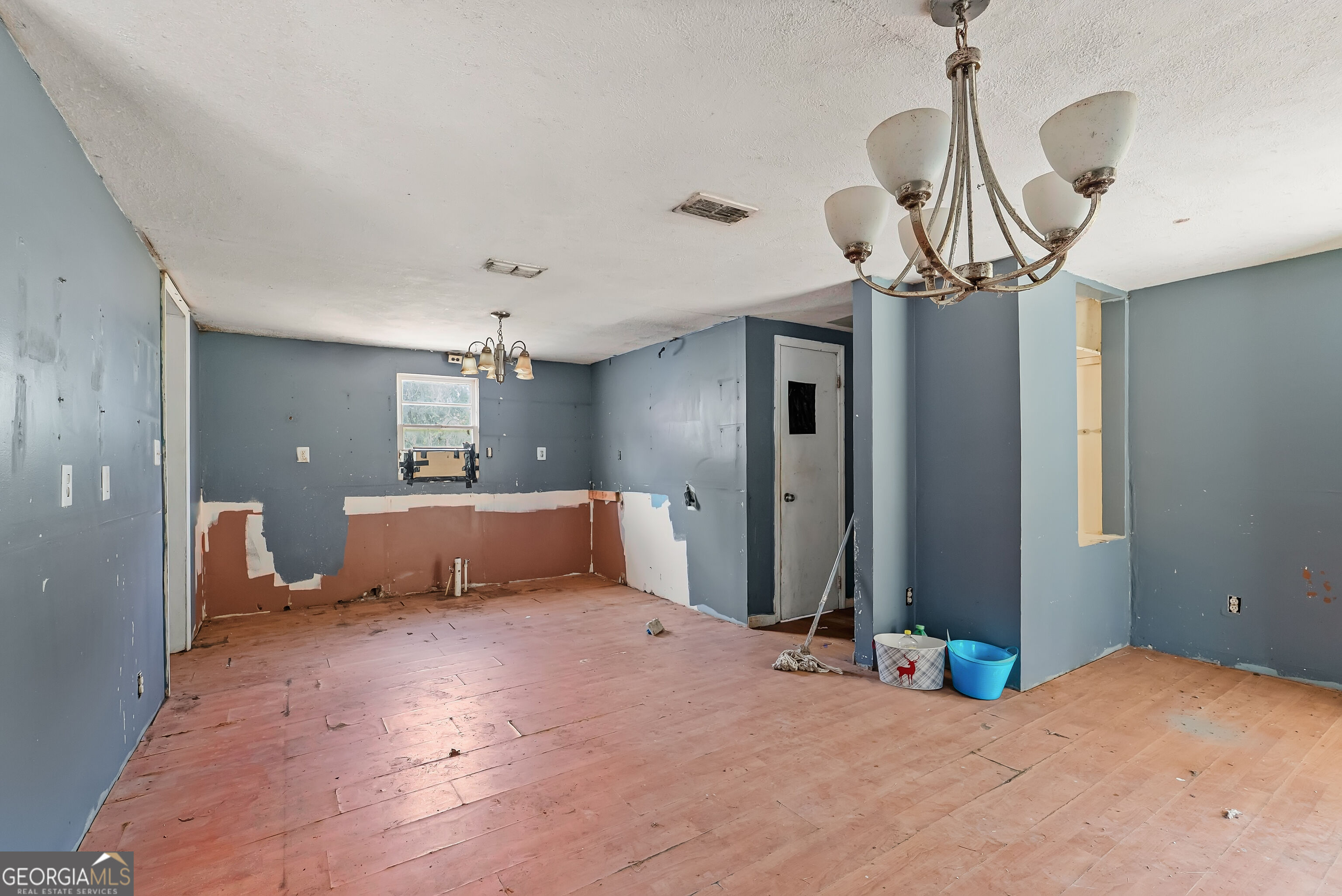 628 Waycaser Road Property Photo 9