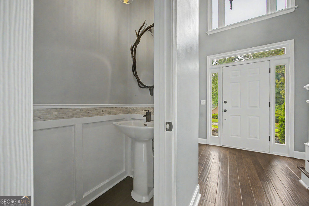 2590 Grassview Drive Property Photo 4