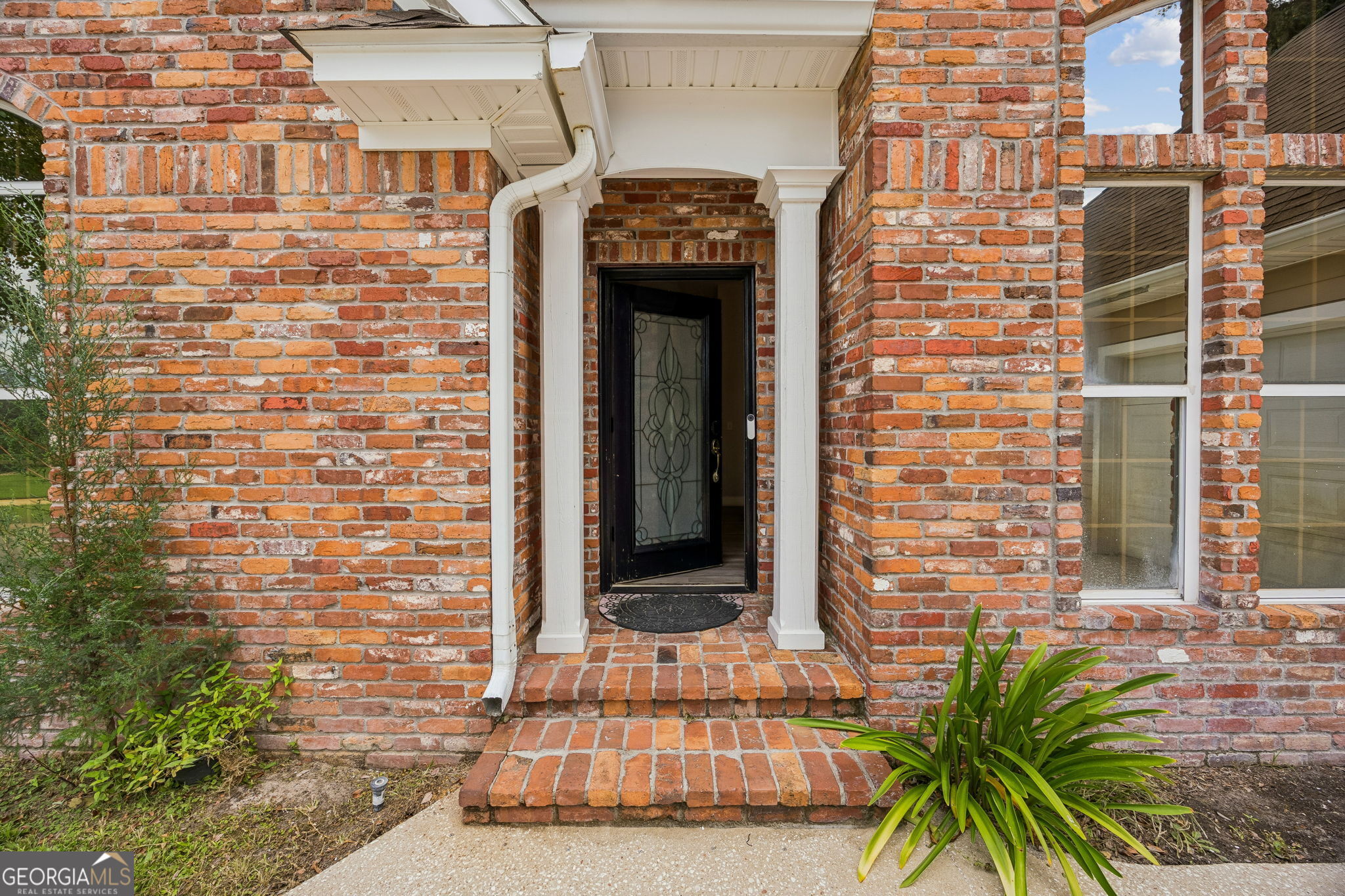 912 Riverview Drive E Property Photo 2