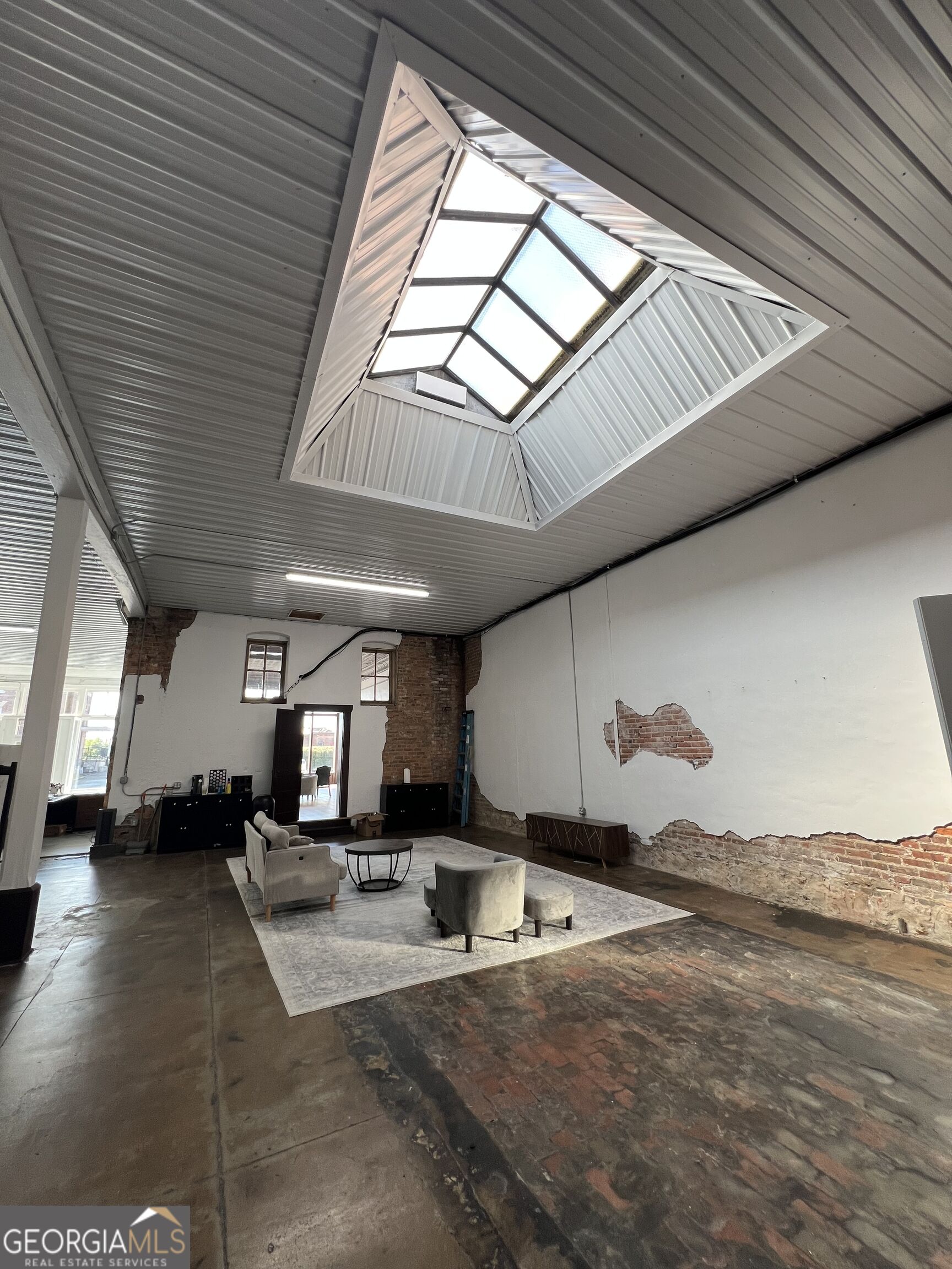 127 E Madison Street Property Photo 6
