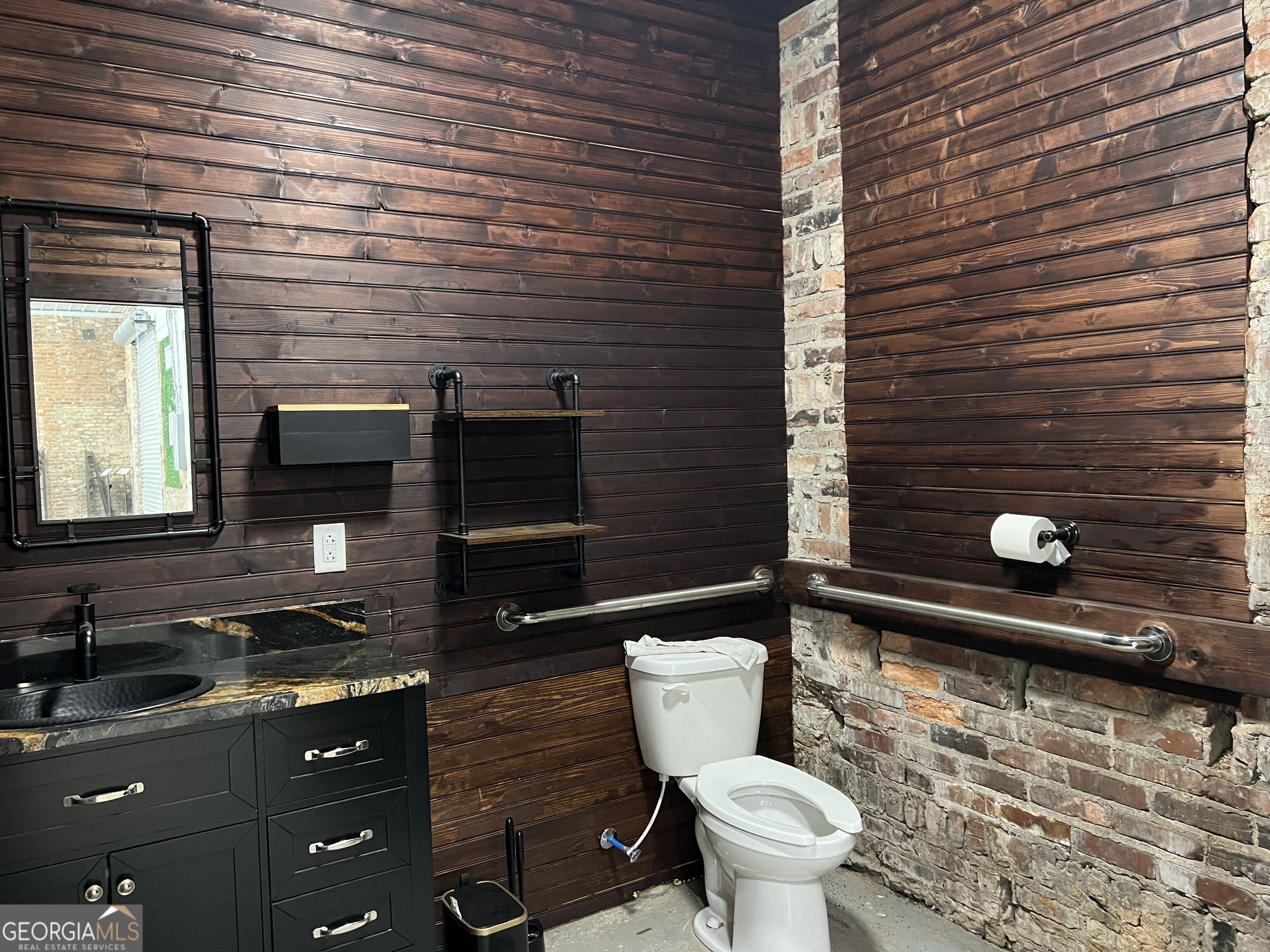 127 E Madison Street Property Photo 8