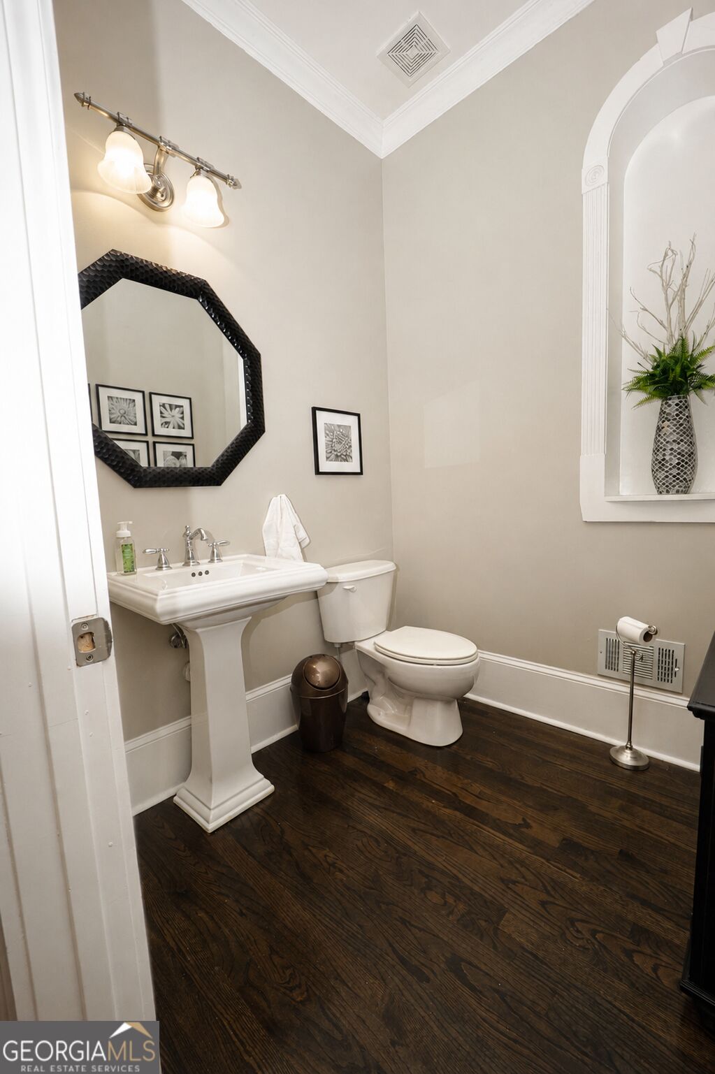 1085 Charles Towne Square Property Photo 19