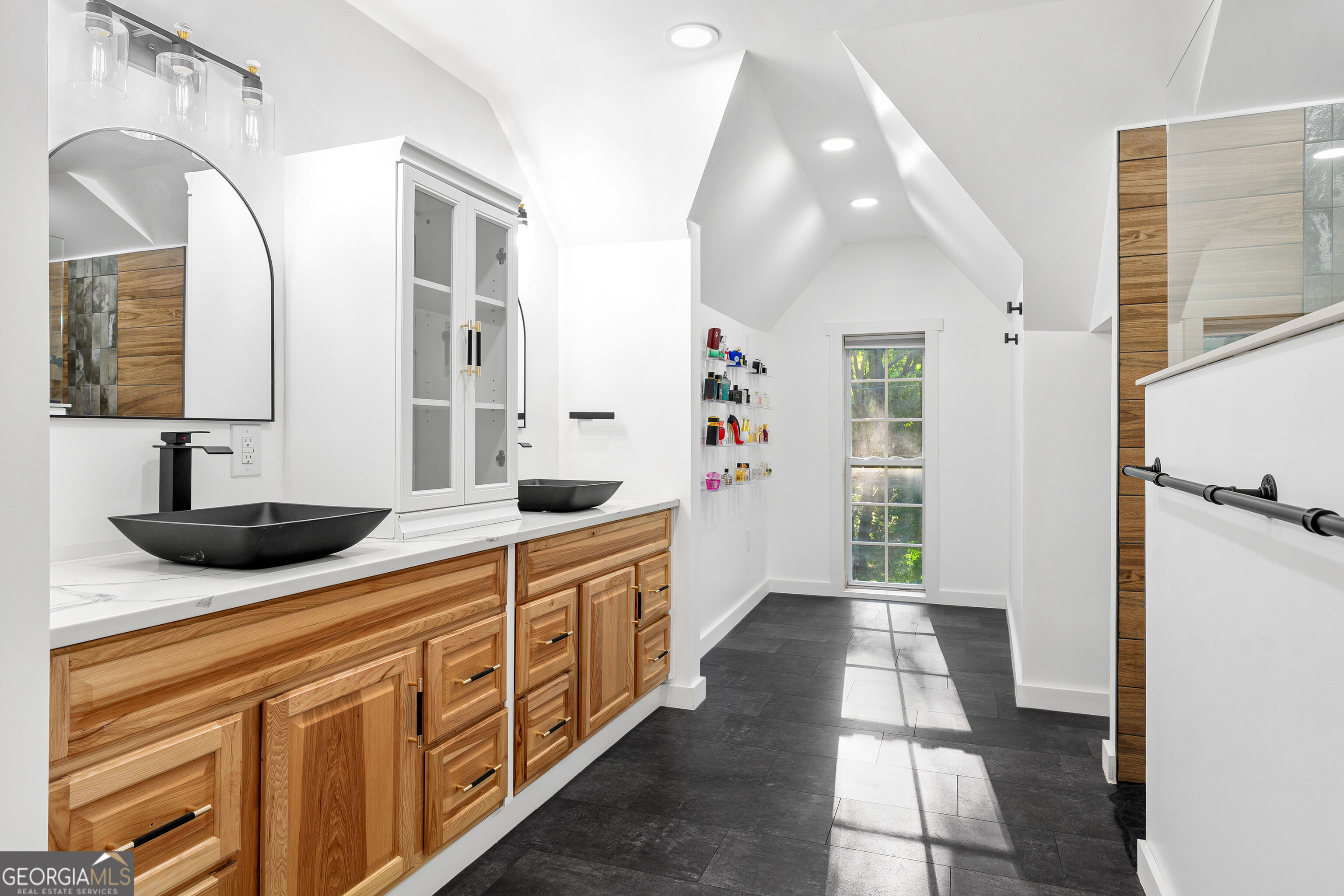 270 Baker Street Property Photo 4