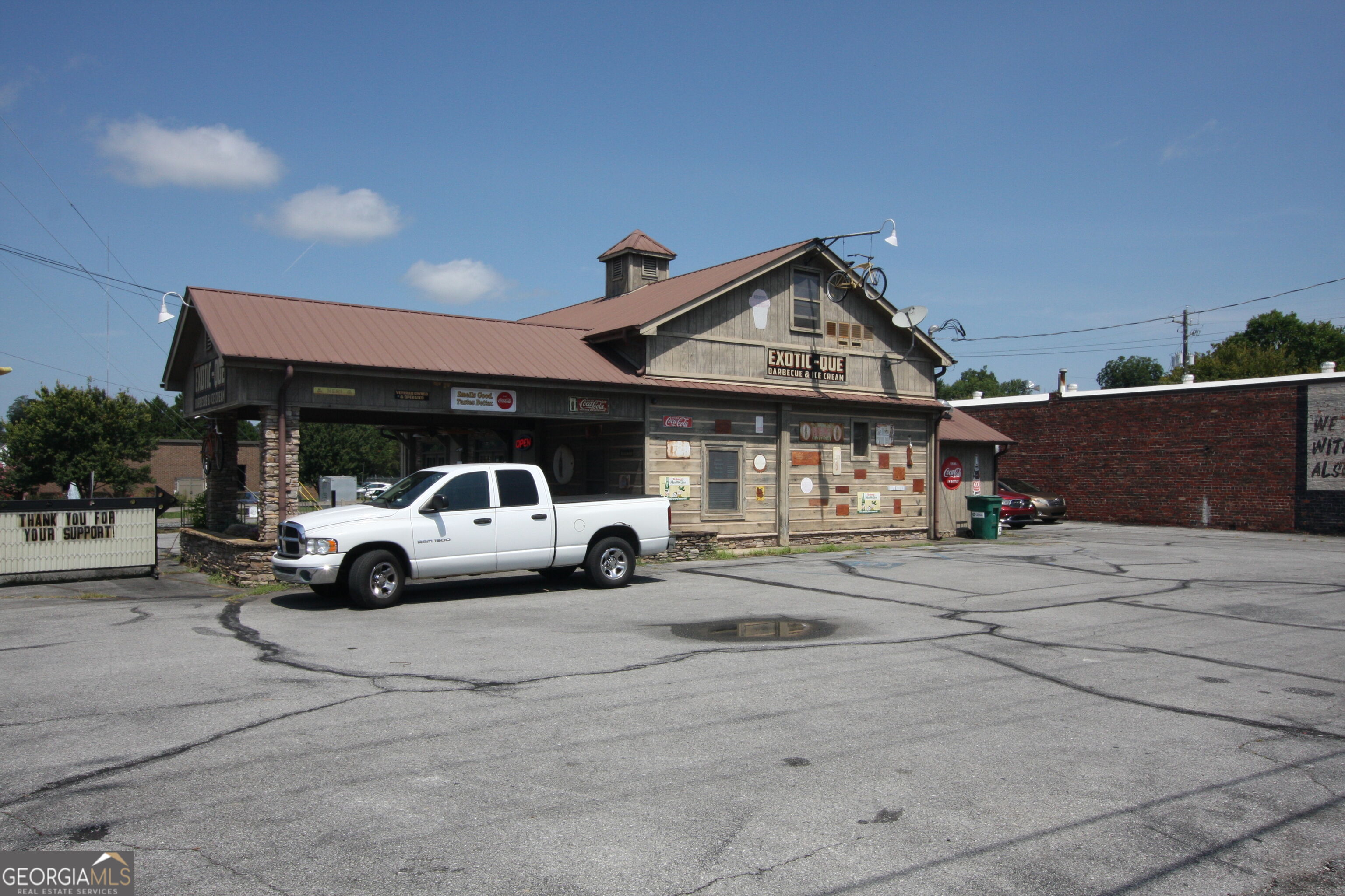 103 W Elm St Property Photo 1