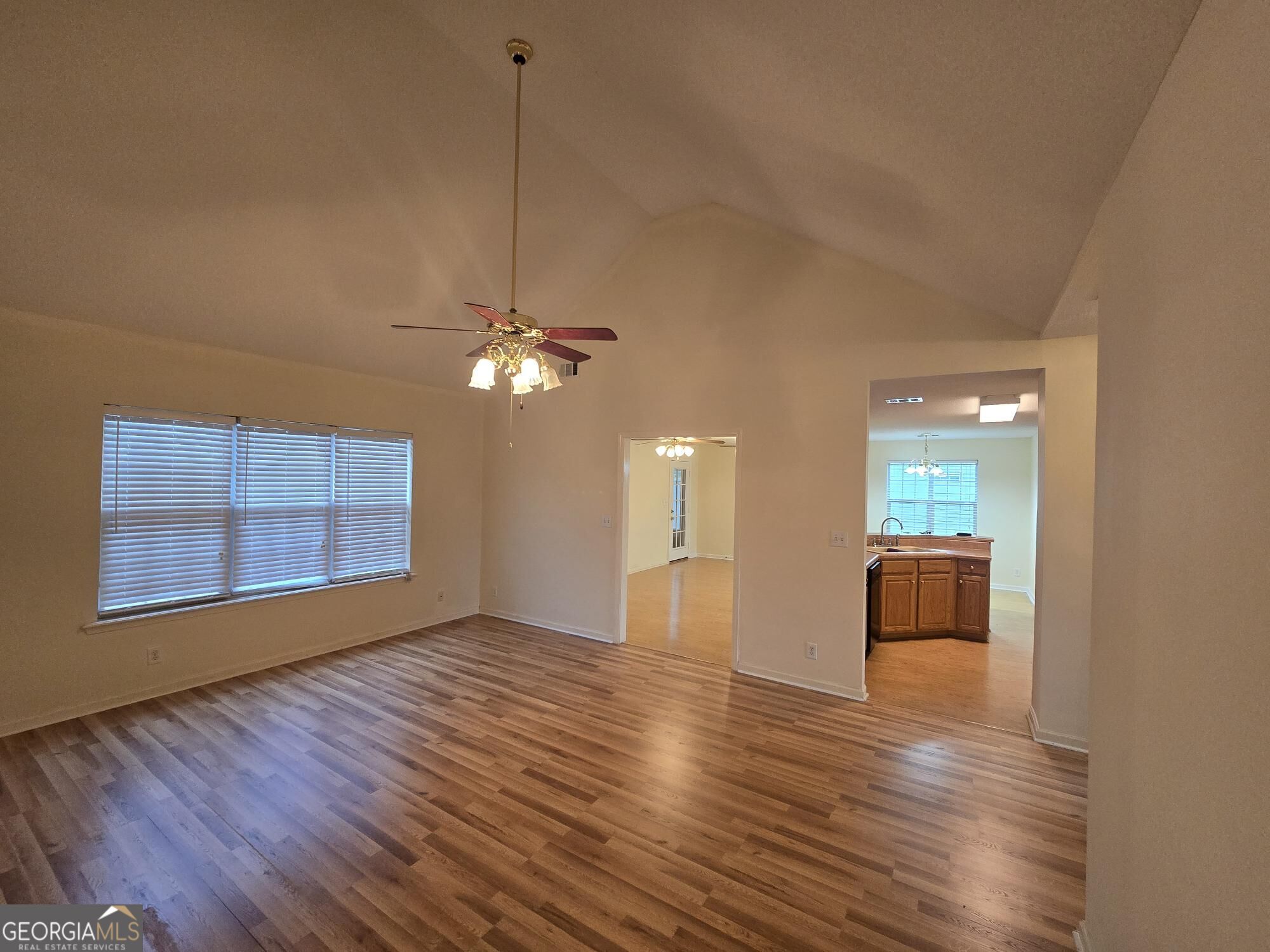 150 Knights Bridge Property Photo 4