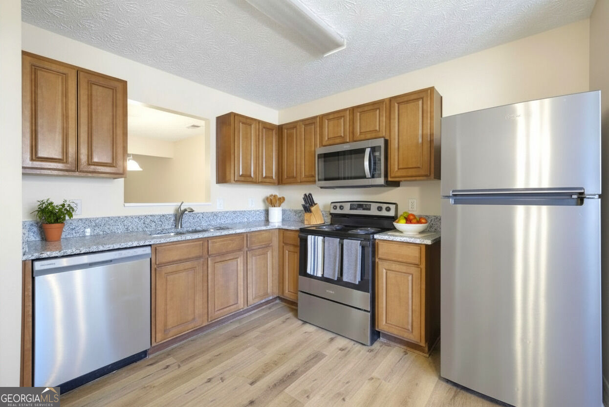 1934 Grove Way Property Photo 4