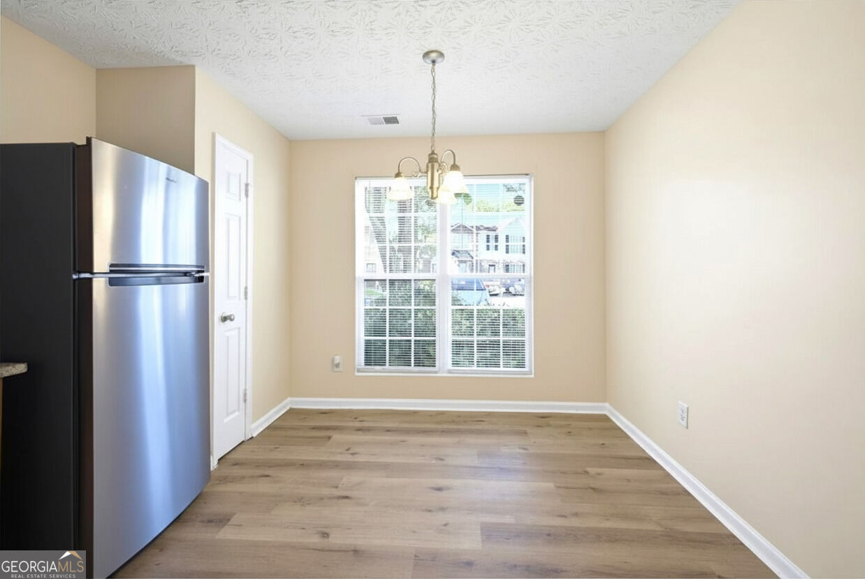 1934 Grove Way Property Photo 5