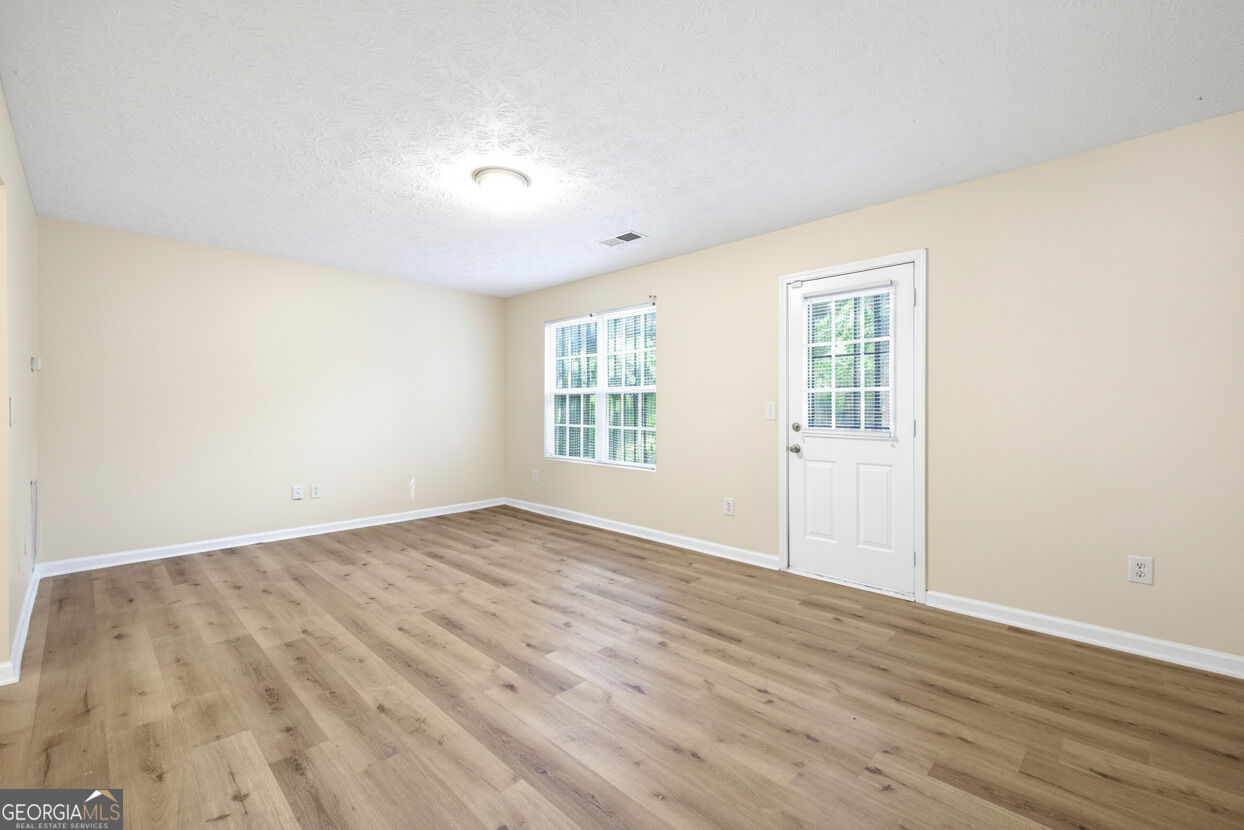 1934 Grove Way Property Photo 9