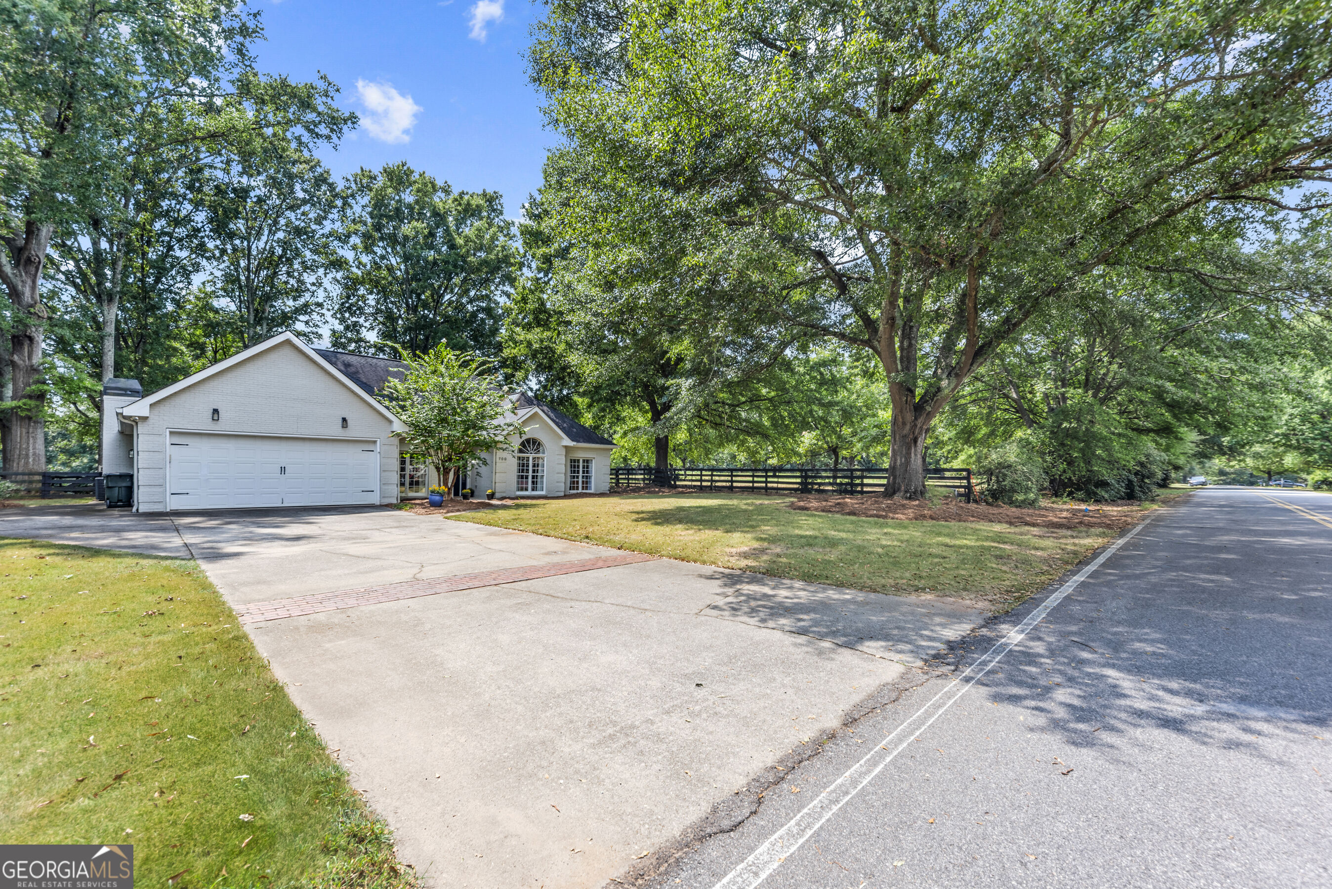 700 Skyline Drive Property Photo 2