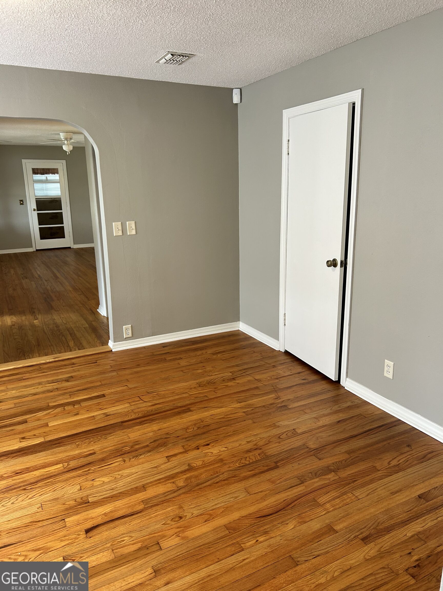 202 E 15th Street Property Photo 11
