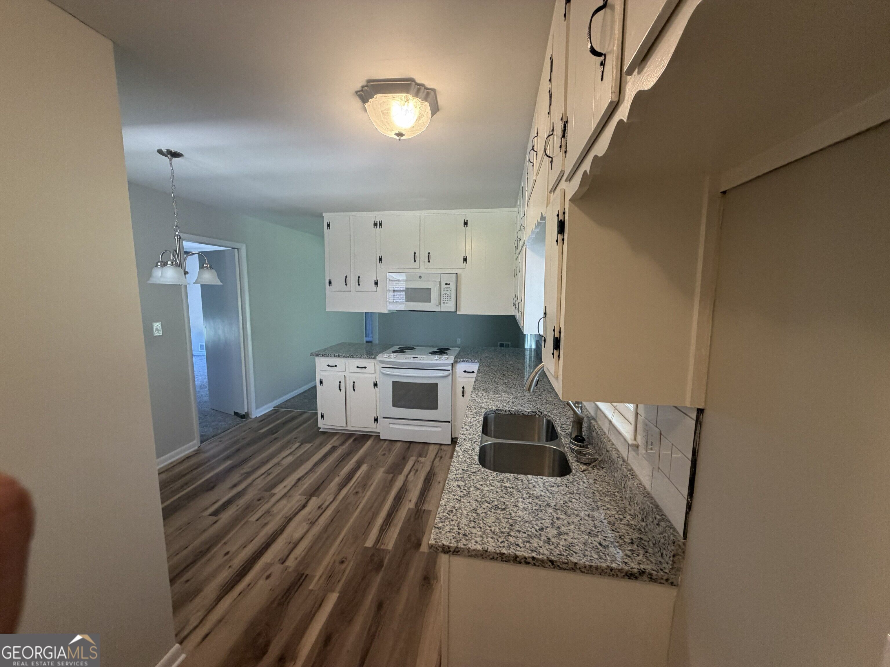 996 School Lane Property Photo 8