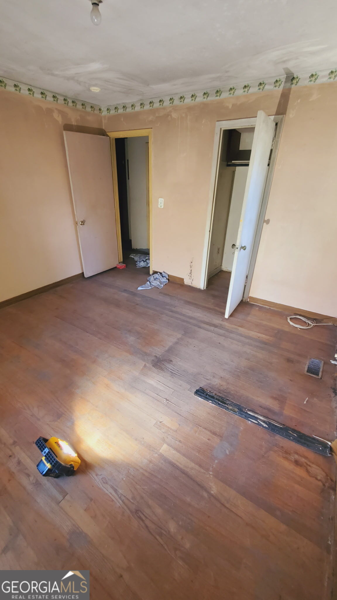 1301 Lakeview Drive Property Photo 2