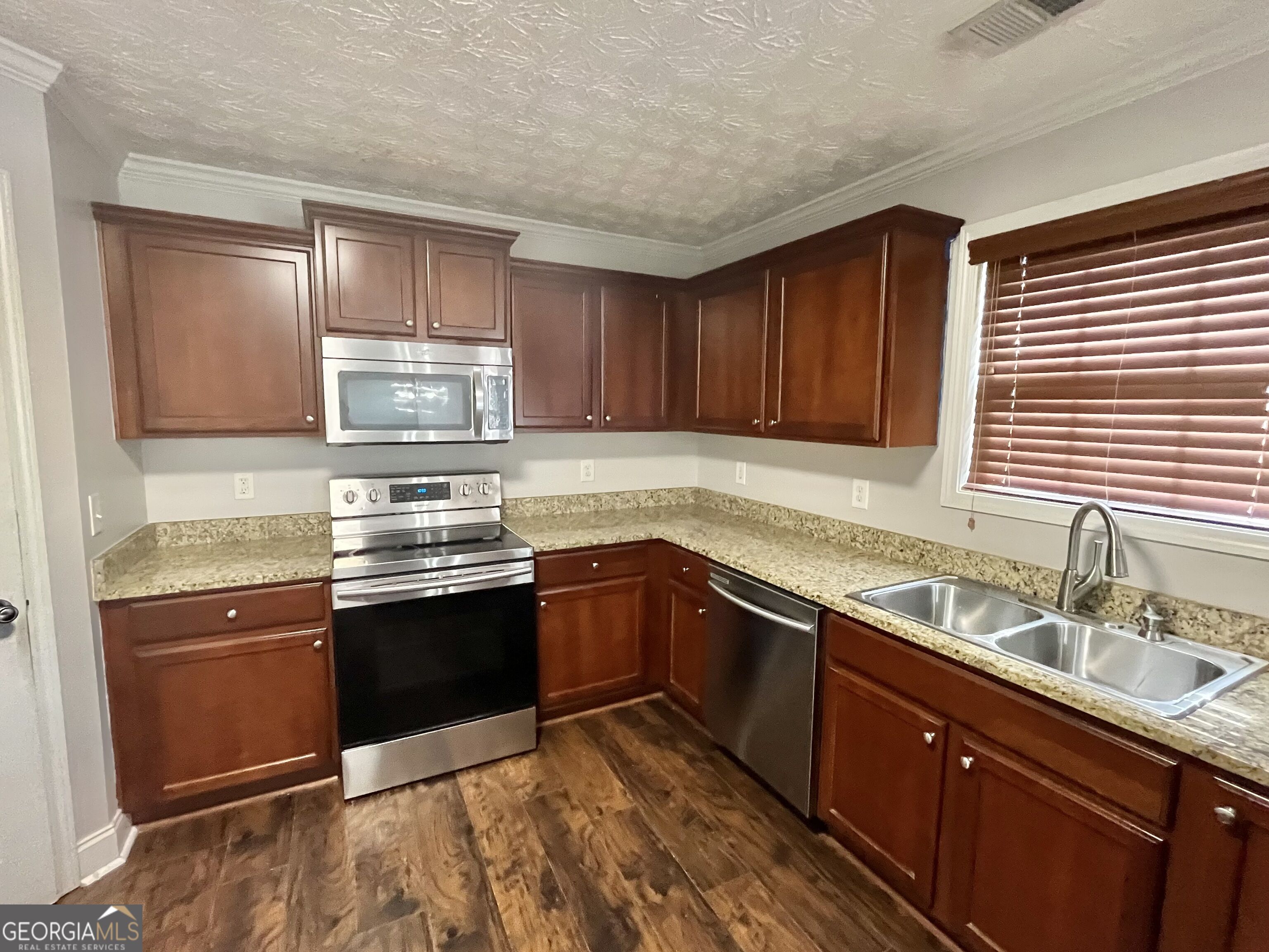 1154 Folkstone Drive Property Photo 8