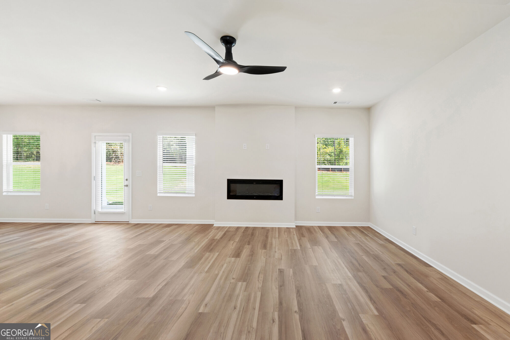 1189 Dickens Road Property Photo 4