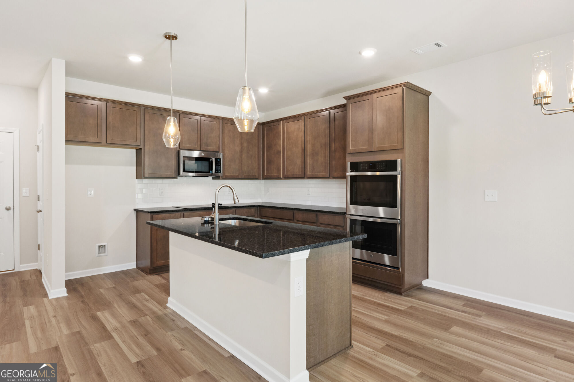 1189 Dickens Road Property Photo 7