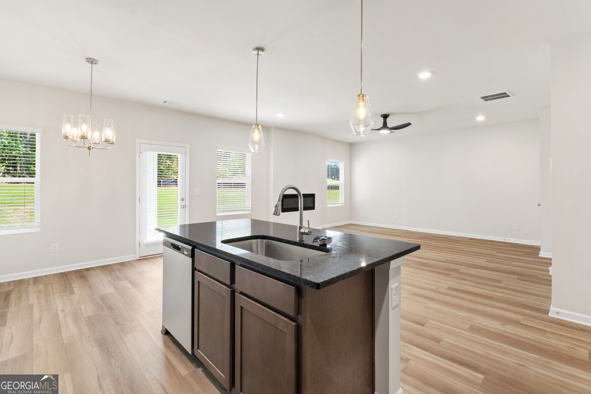 1189 Dickens Road Property Photo 9