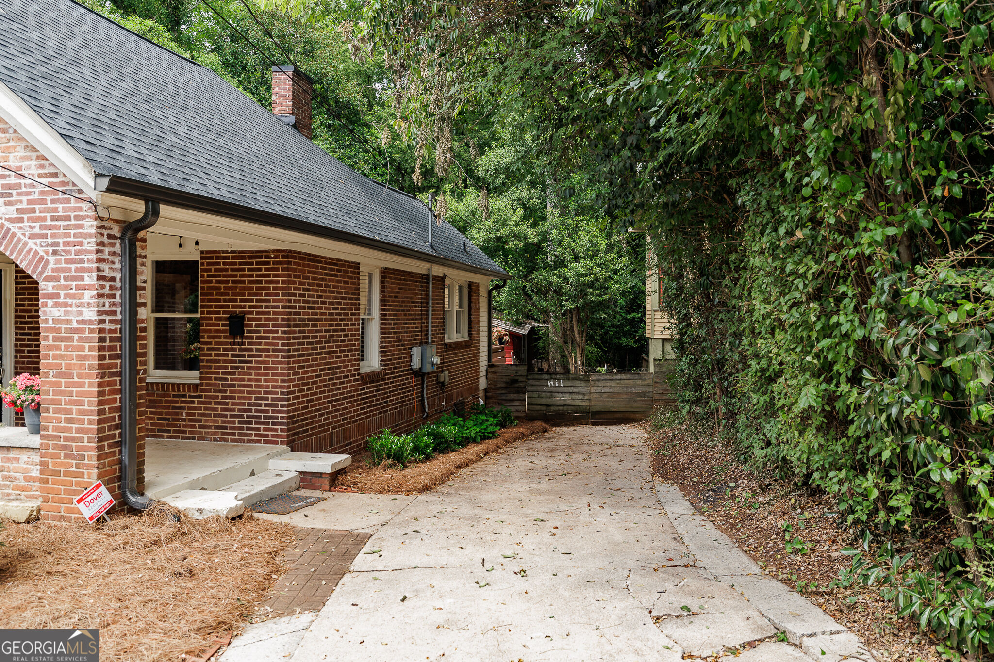 892 Hill Street Property Photo 3