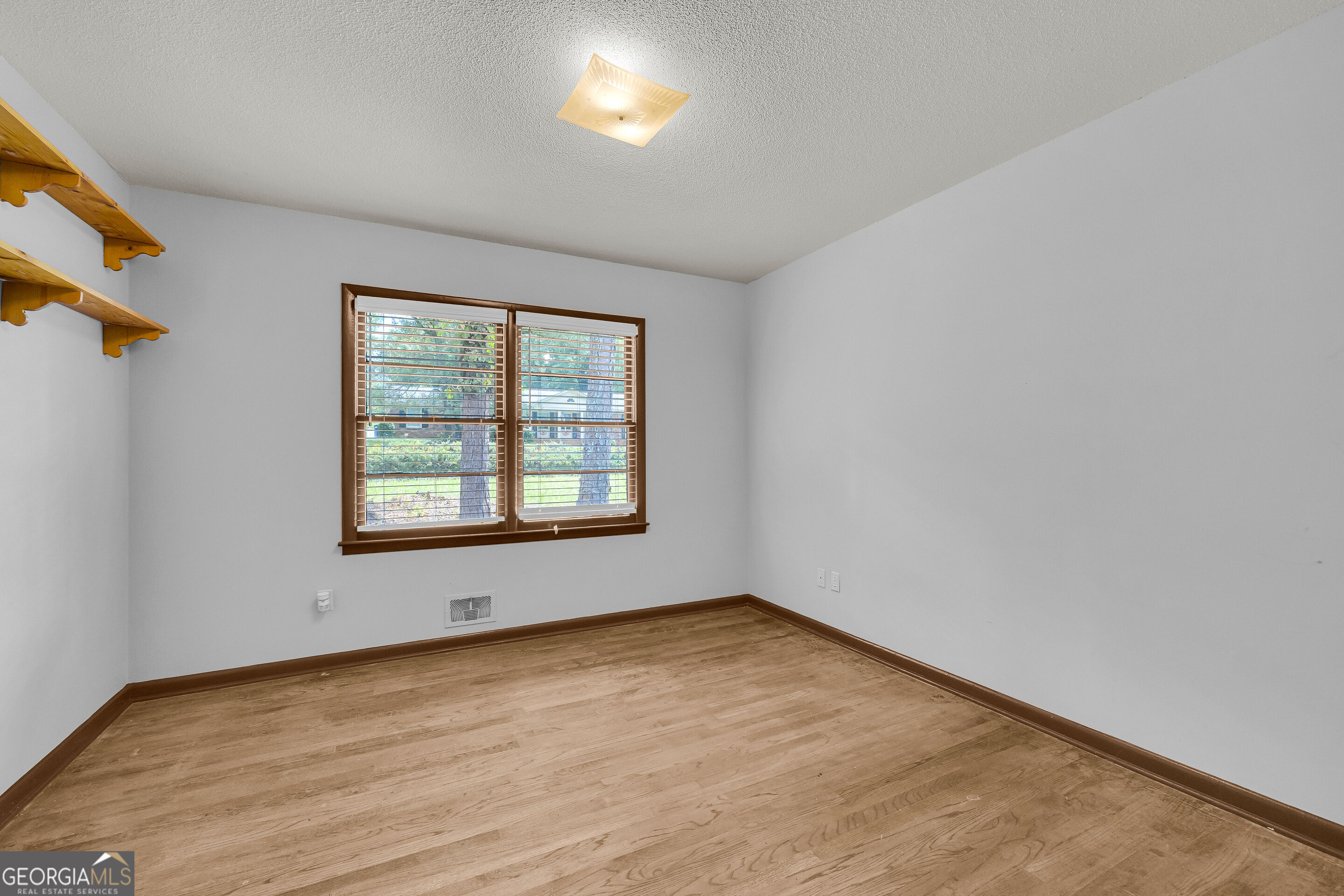 270 University Circle Property Photo 27