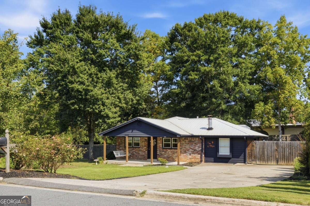 211 Brooke Drive Property Photo 3