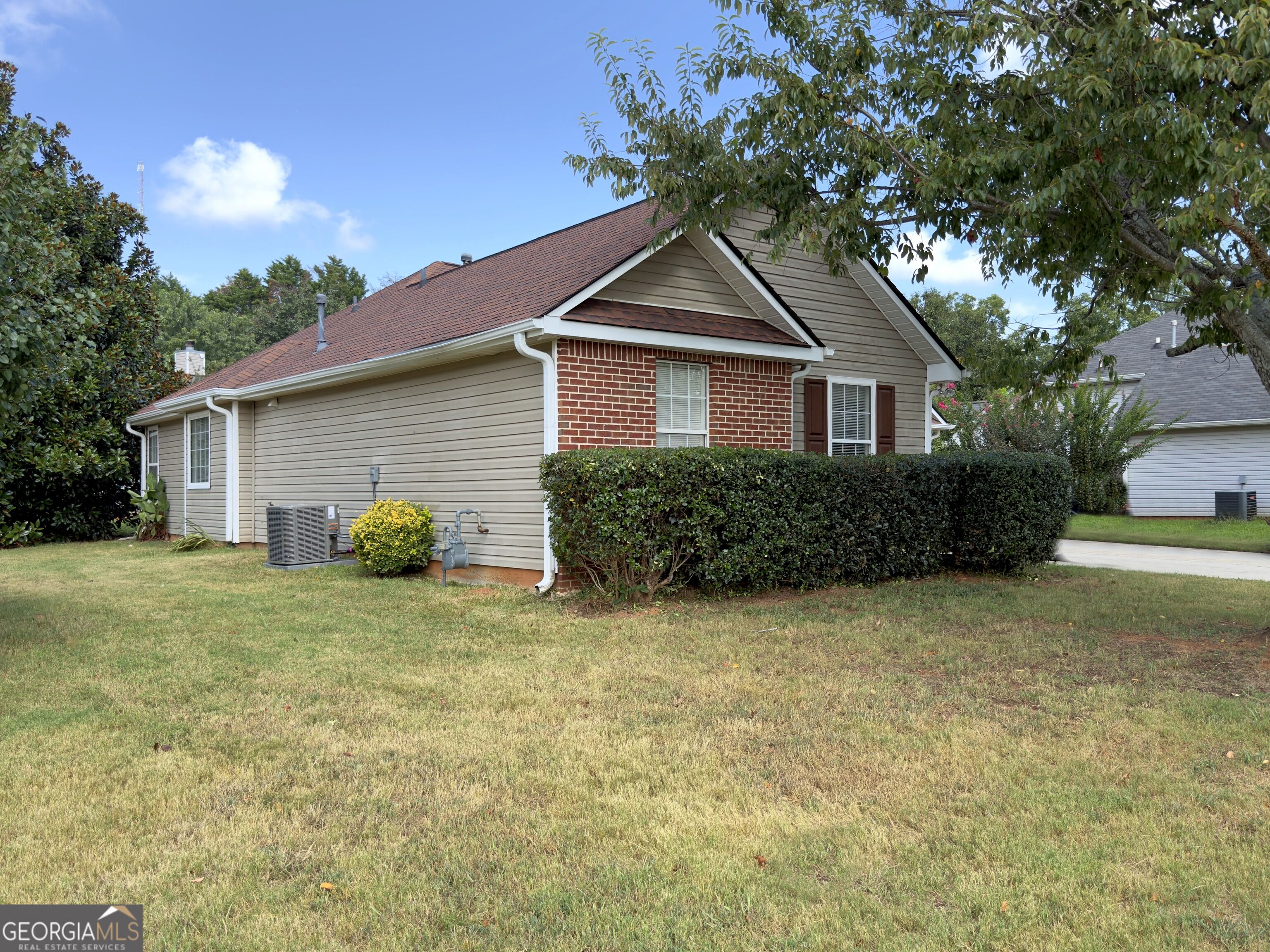 5075 Towne Park Drive Property Photo 3