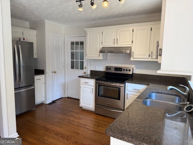 35 Chatsworth Circle Property Photo 4
