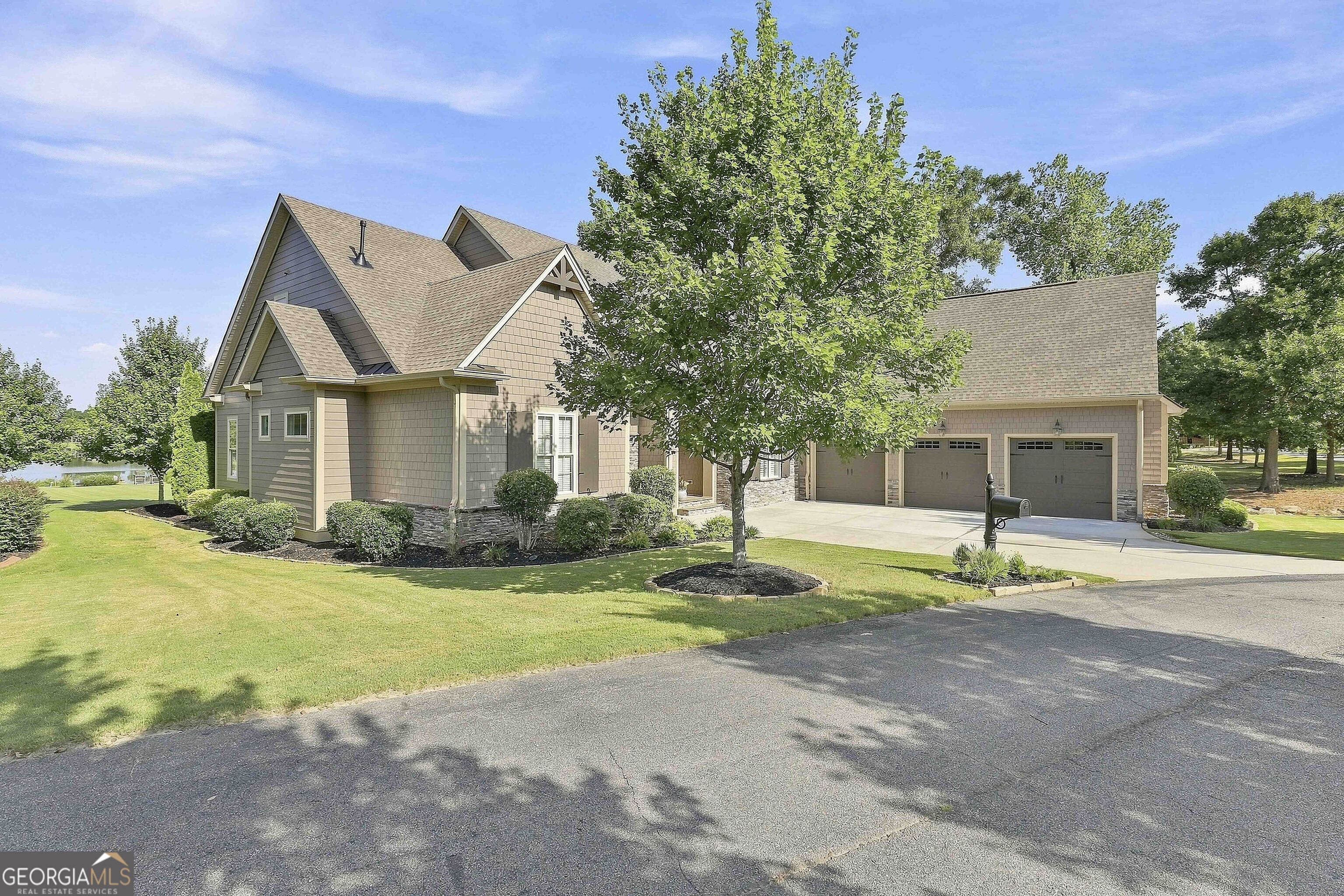 402 Vanderbilt Parkway Property Photo 4