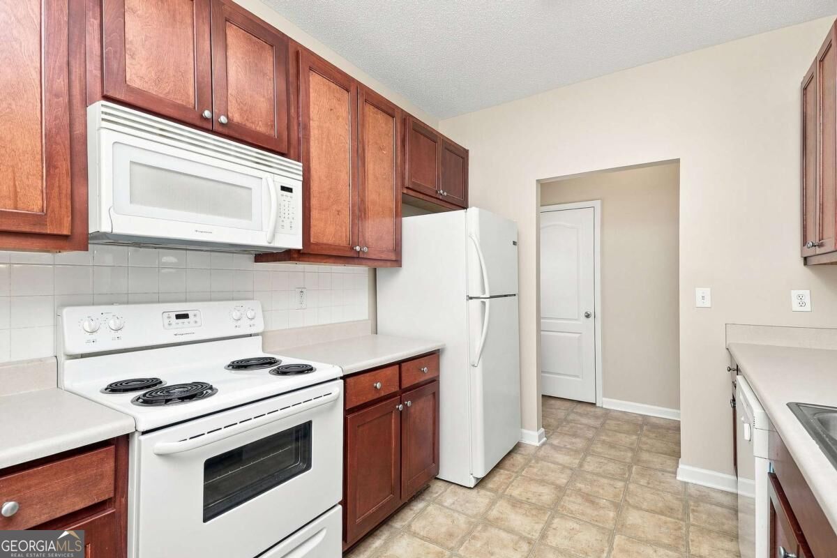 8606 Thomas Lane Property Photo 3