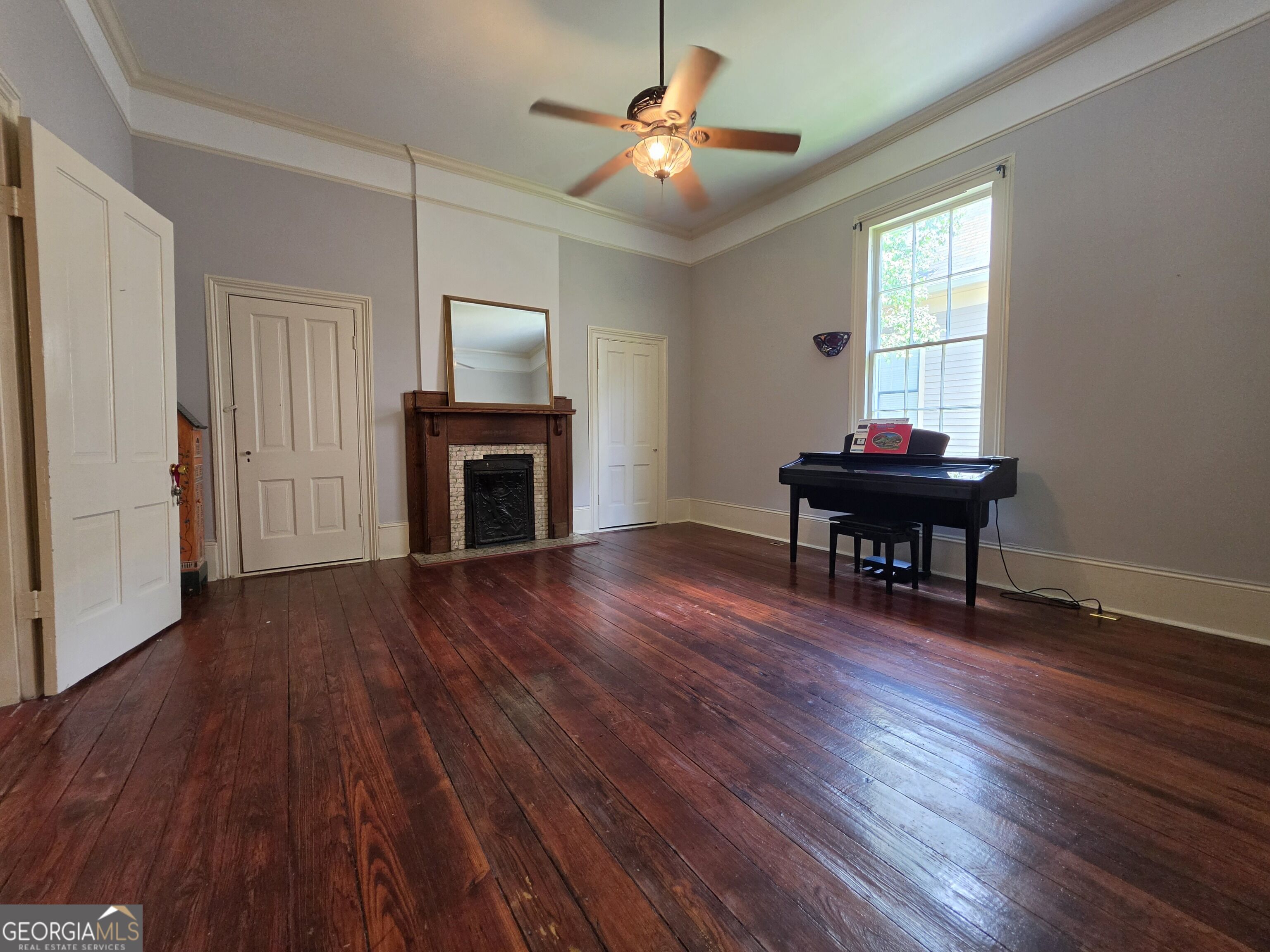 992 Spring Street Property Photo 8