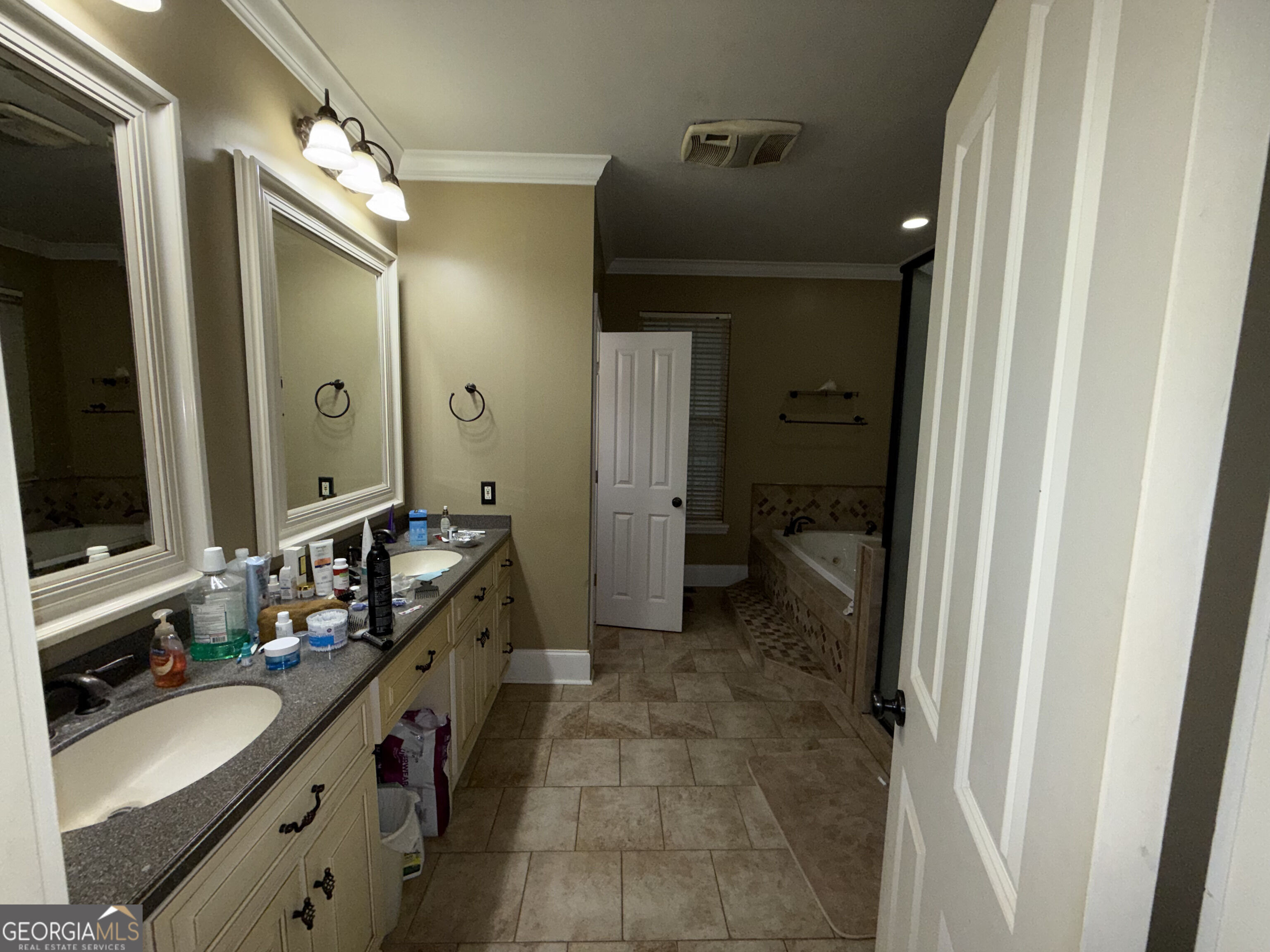 637 Kings Road Property Photo 13