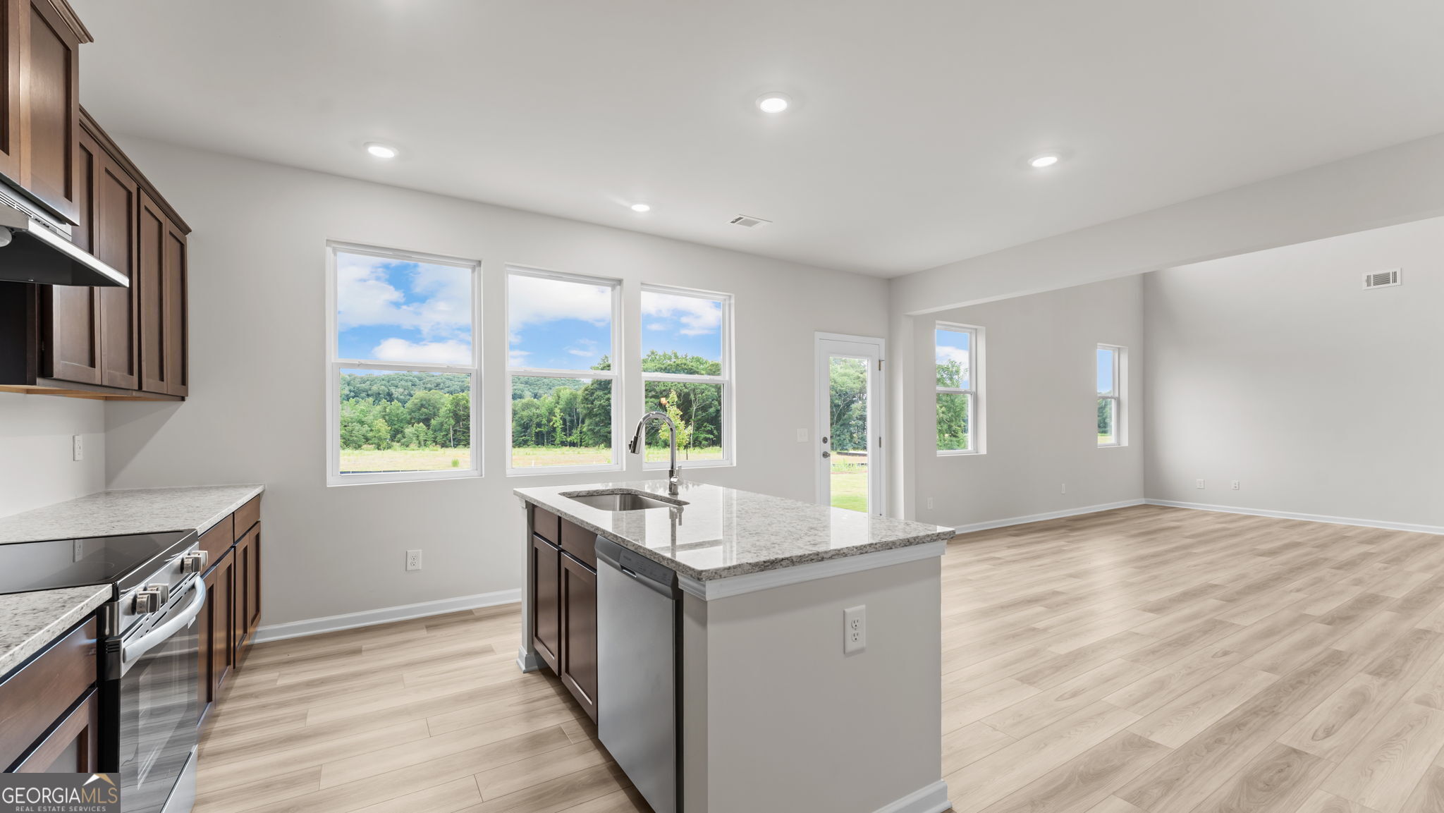 233 Hampton Hollow Drive Property Photo 14