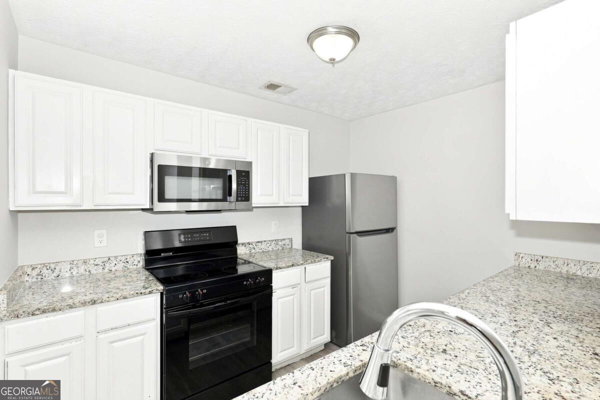 2002 Grove Way Property Photo 2