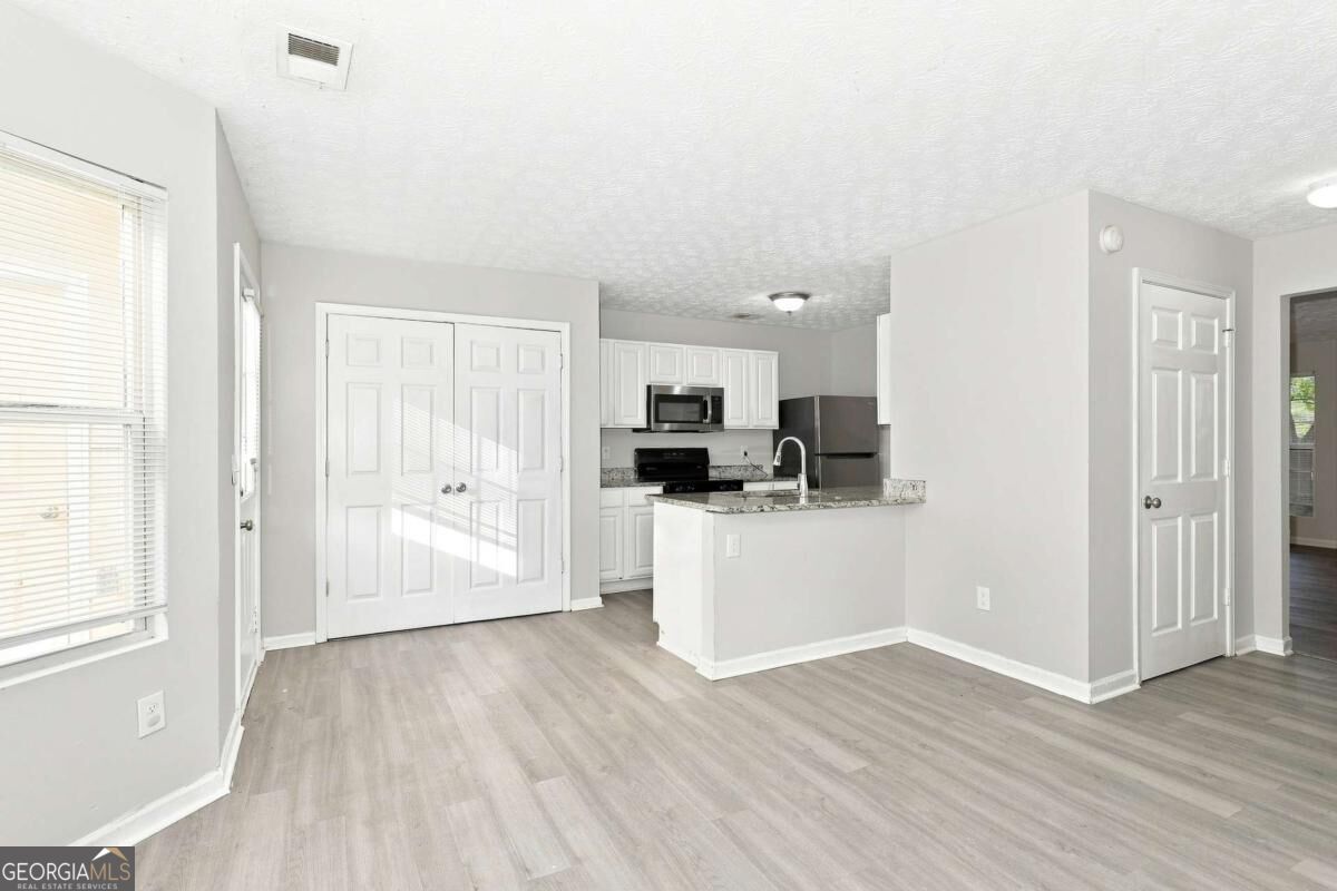 2002 Grove Way Property Photo 4