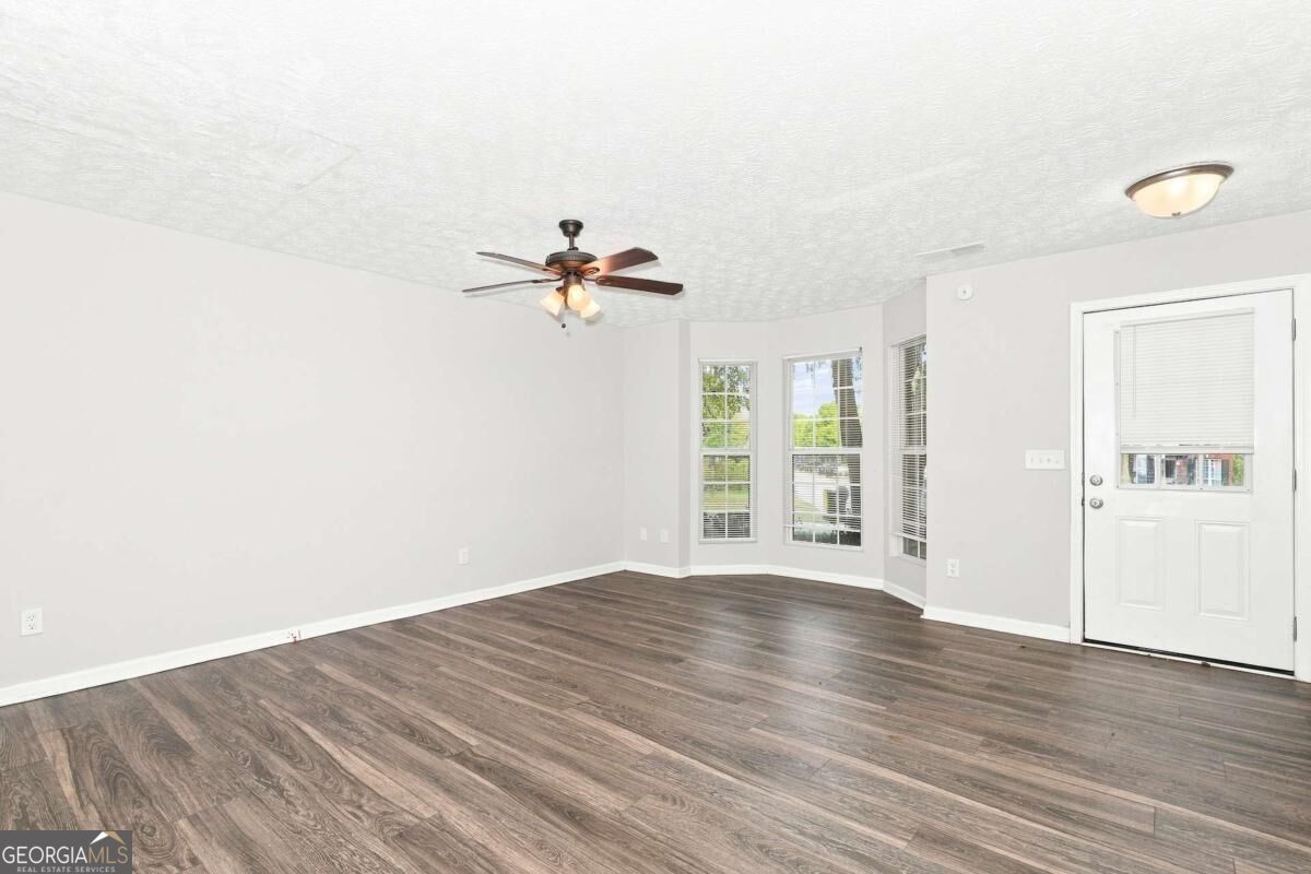 2002 Grove Way Property Photo 5