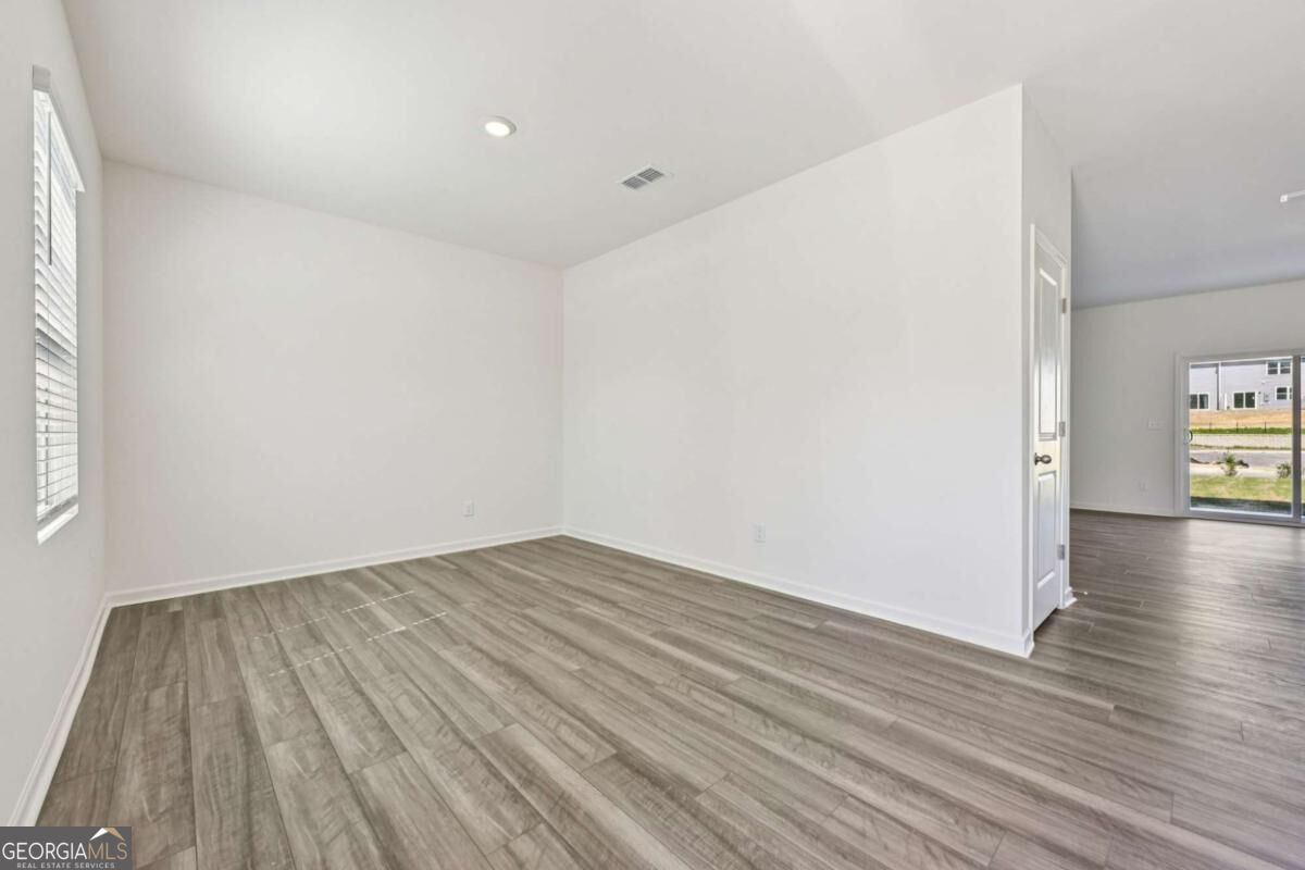 37 Crescent Boulevard Property Photo 2