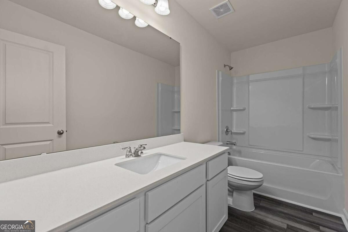 37 Crescent Boulevard Property Photo 3