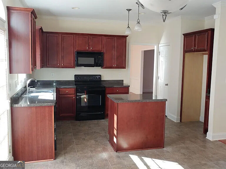 811 Hennepin Terrace Property Photo 5