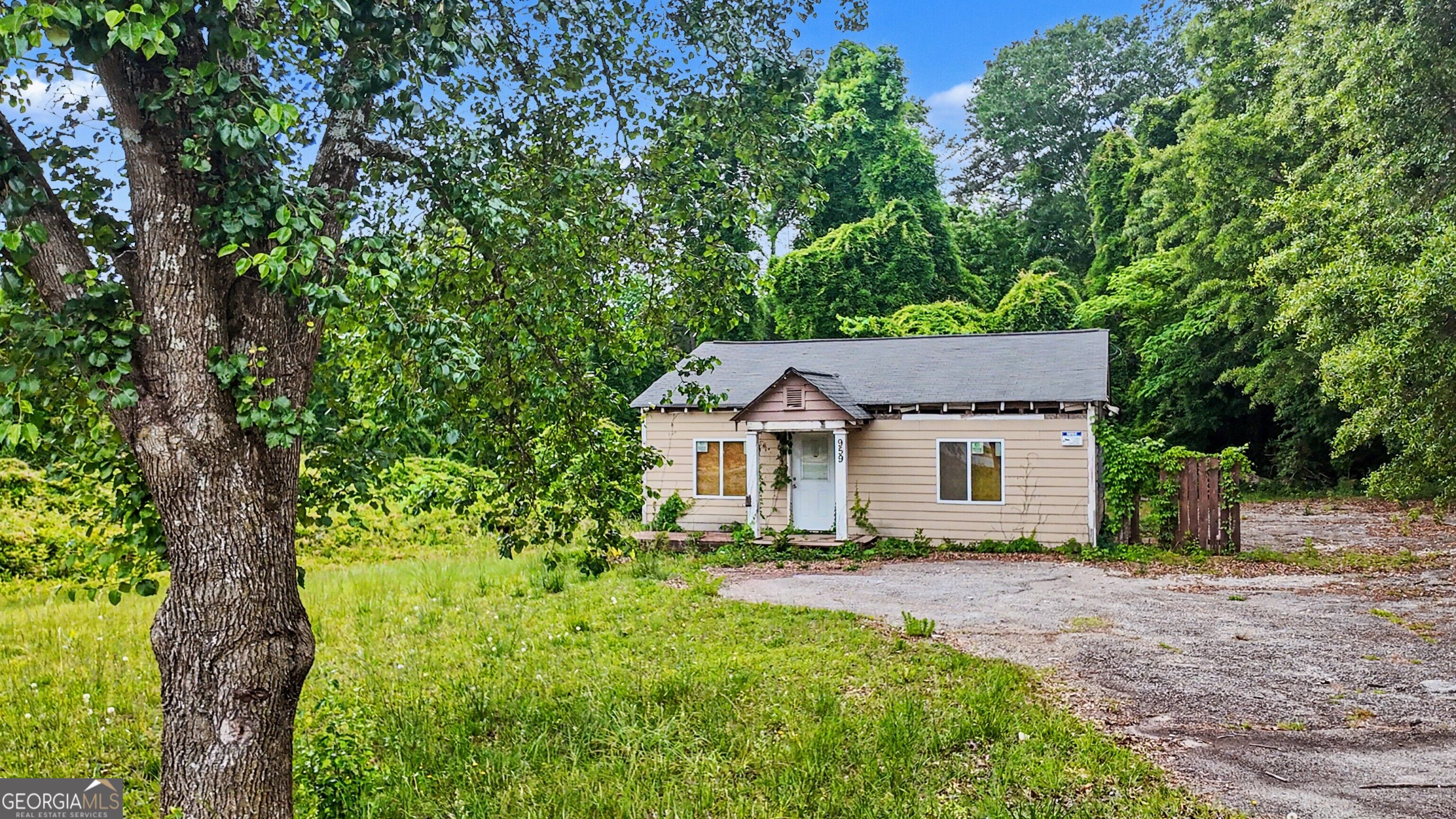 945 S Hairston Road Property Photo 4