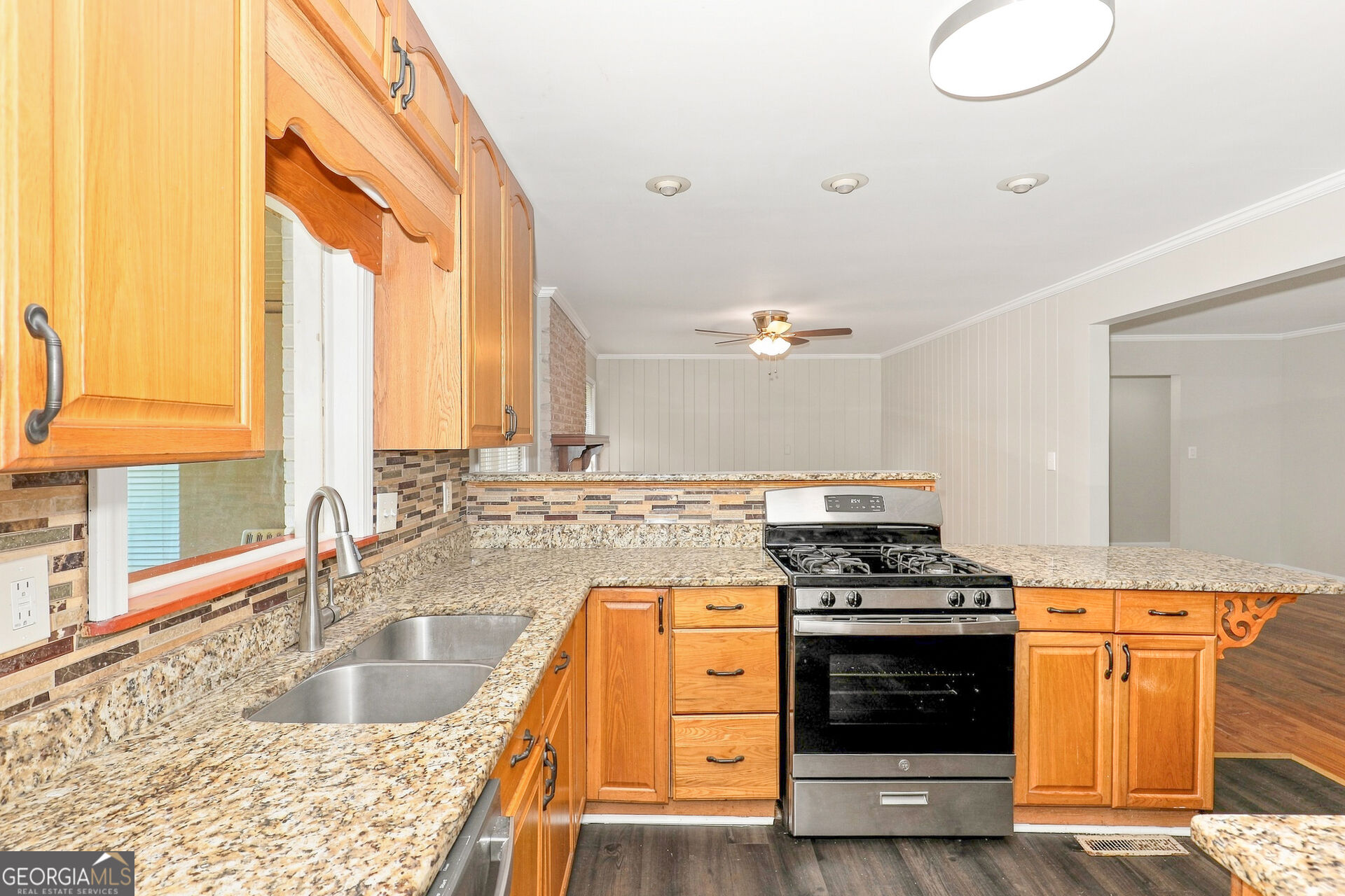 85 North Drive Property Photo 5