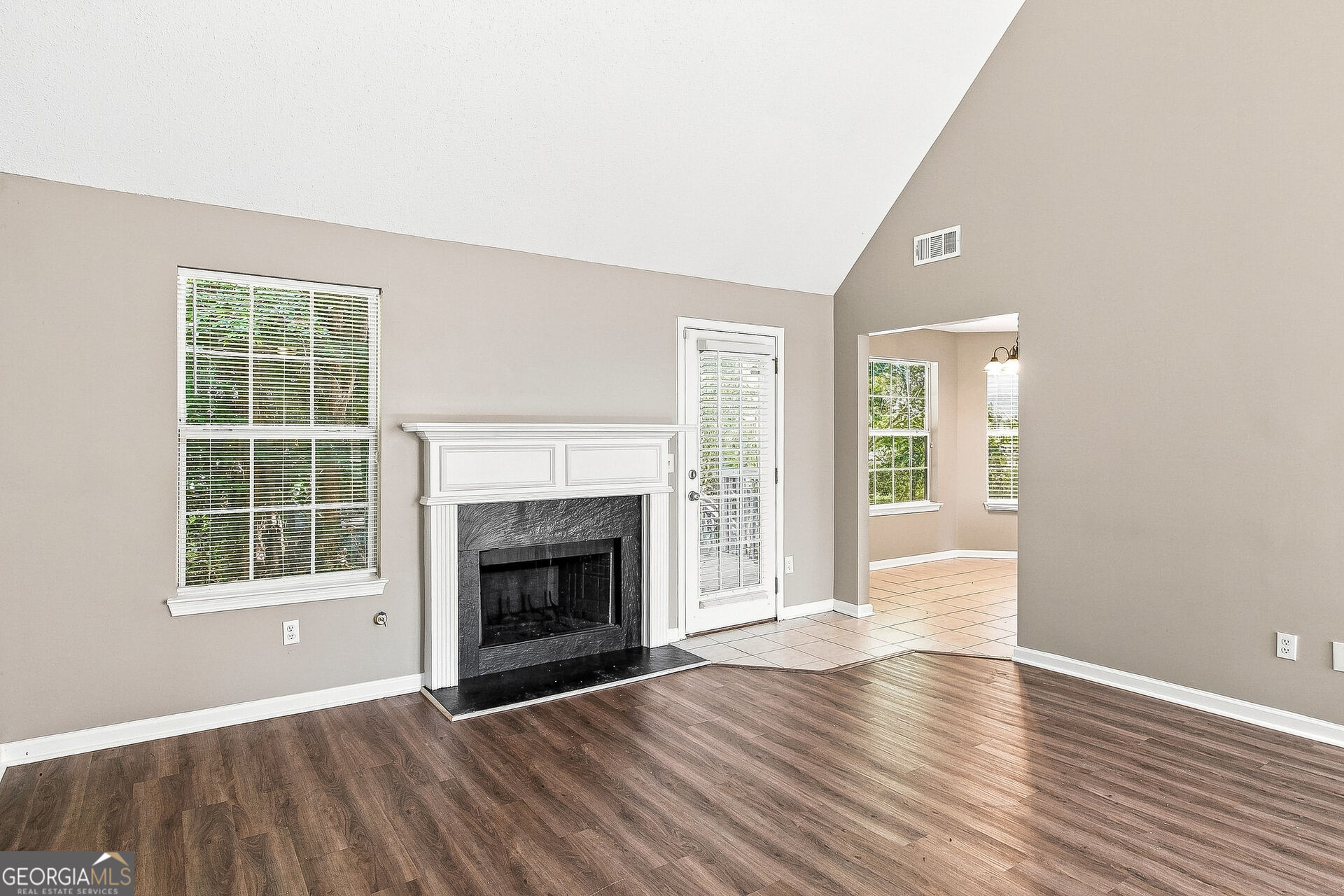 6258 Lakeview Court Property Photo 3