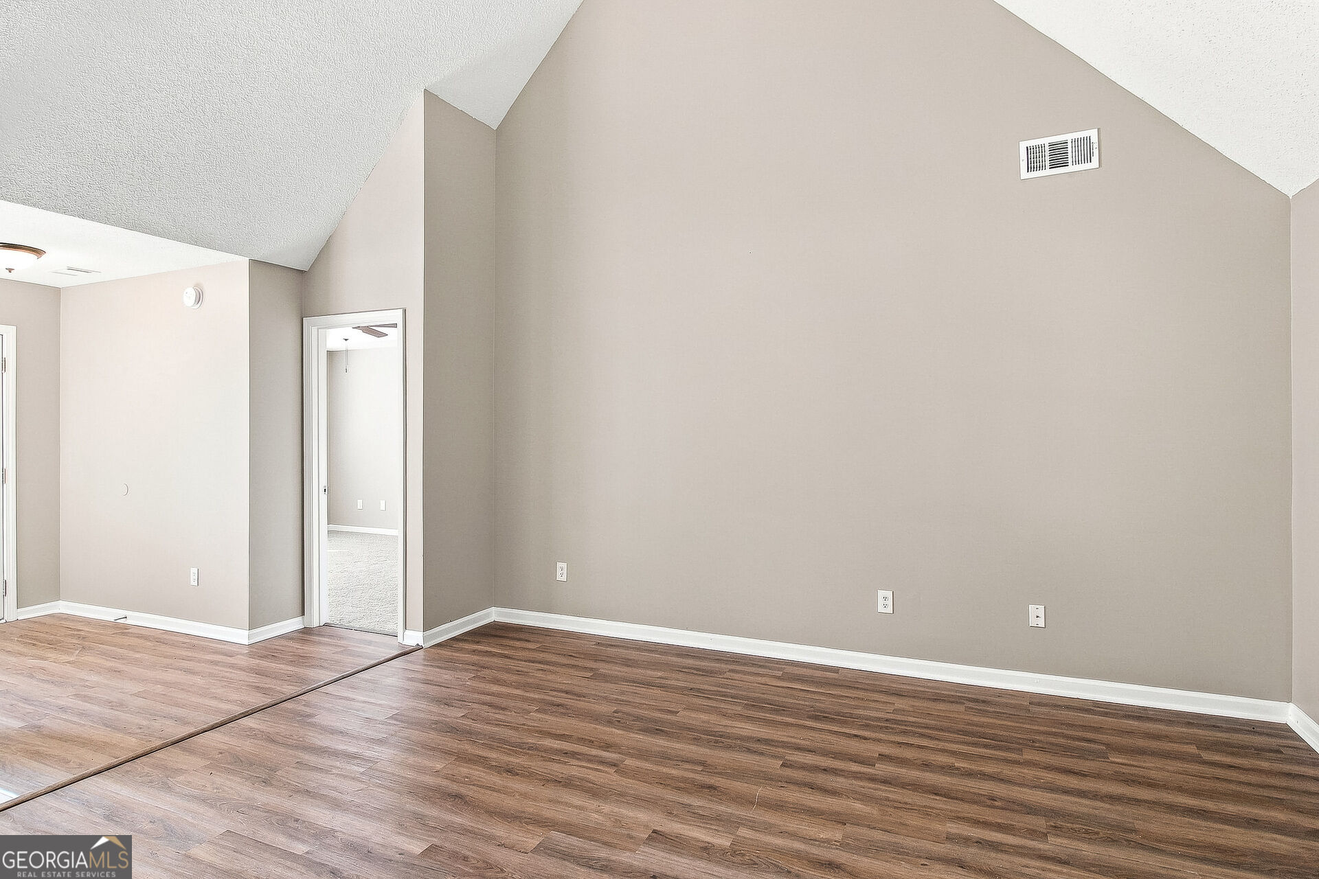 6258 Lakeview Court Property Photo 4