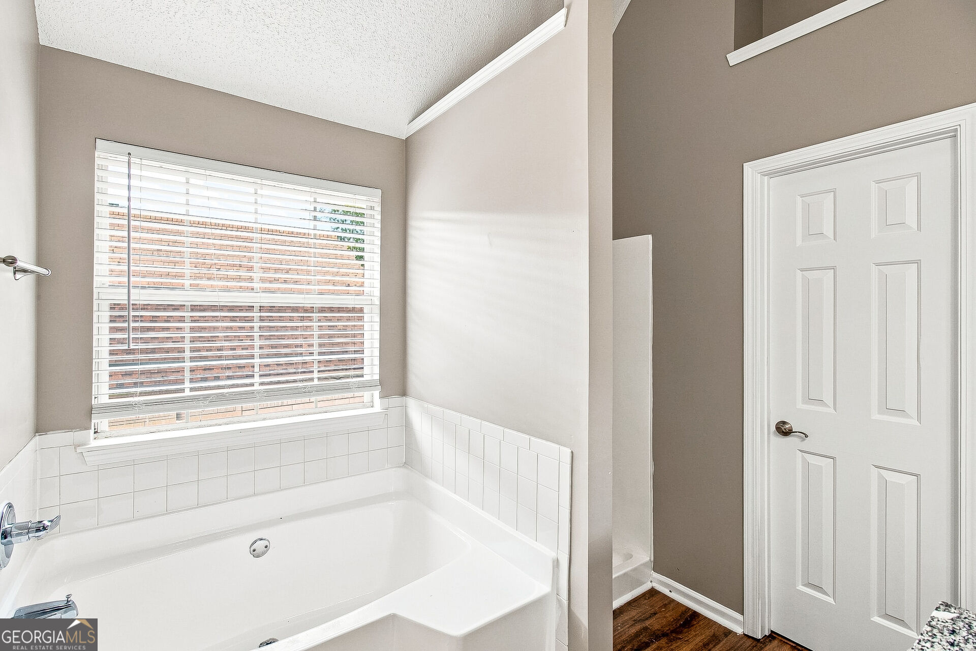 6258 Lakeview Court Property Photo 10