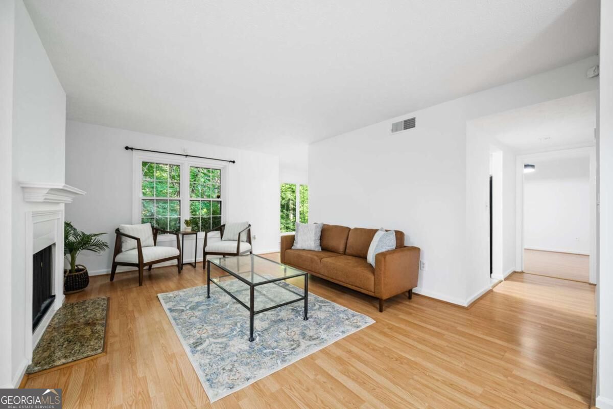 711 Glenleaf Drive Property Photo 8